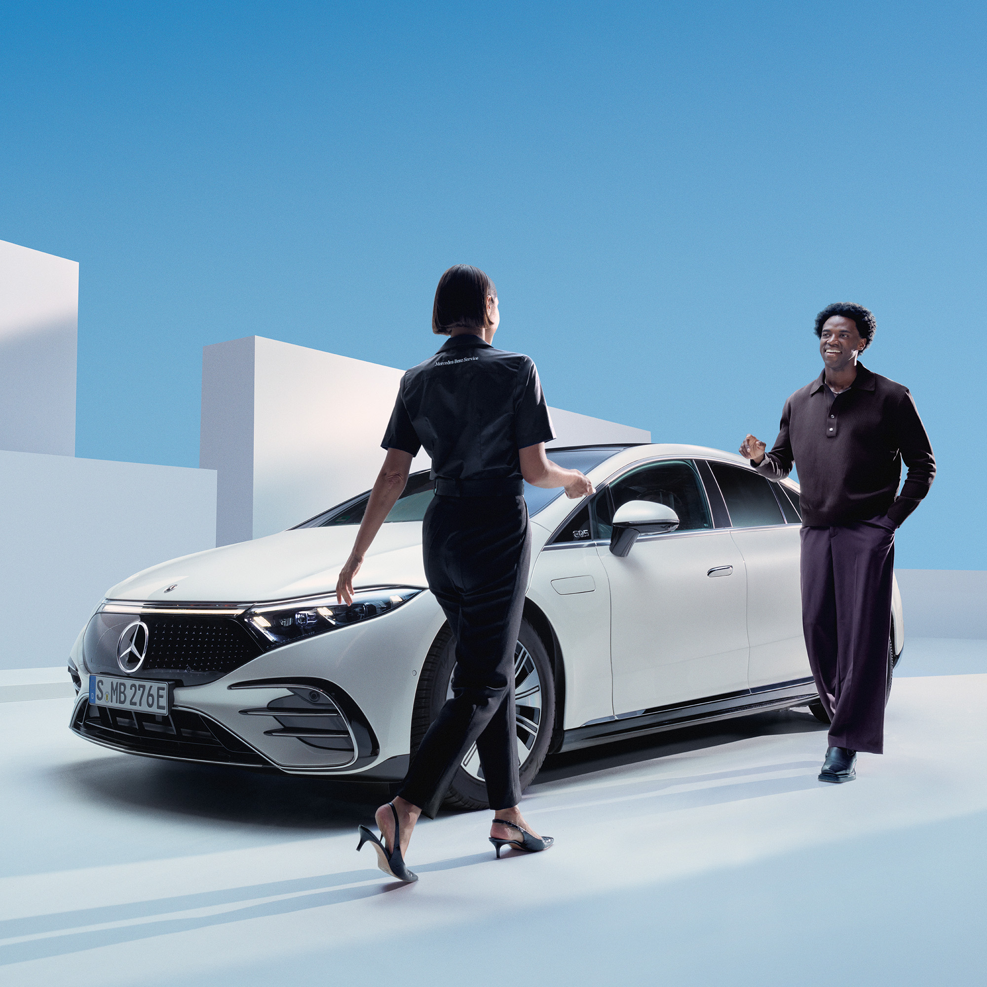 Mobilo sikrer din mobilitet | Servicecheck | Mercedes-Benz Mand henter sin Mercedes-Benz bil efter endt servicecheck.