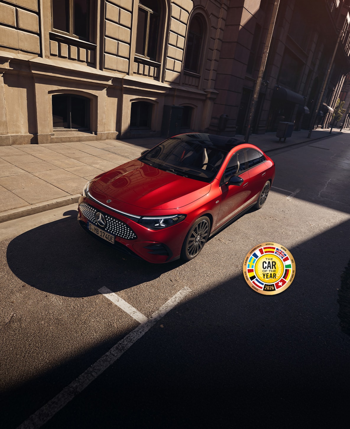 Mercedes-Benz CLA C174 set fra siden ved en ladestation.