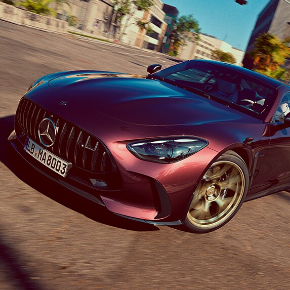 Fronten på vinrød Mercedes-AMG GT Coupé set skråt nedefra
