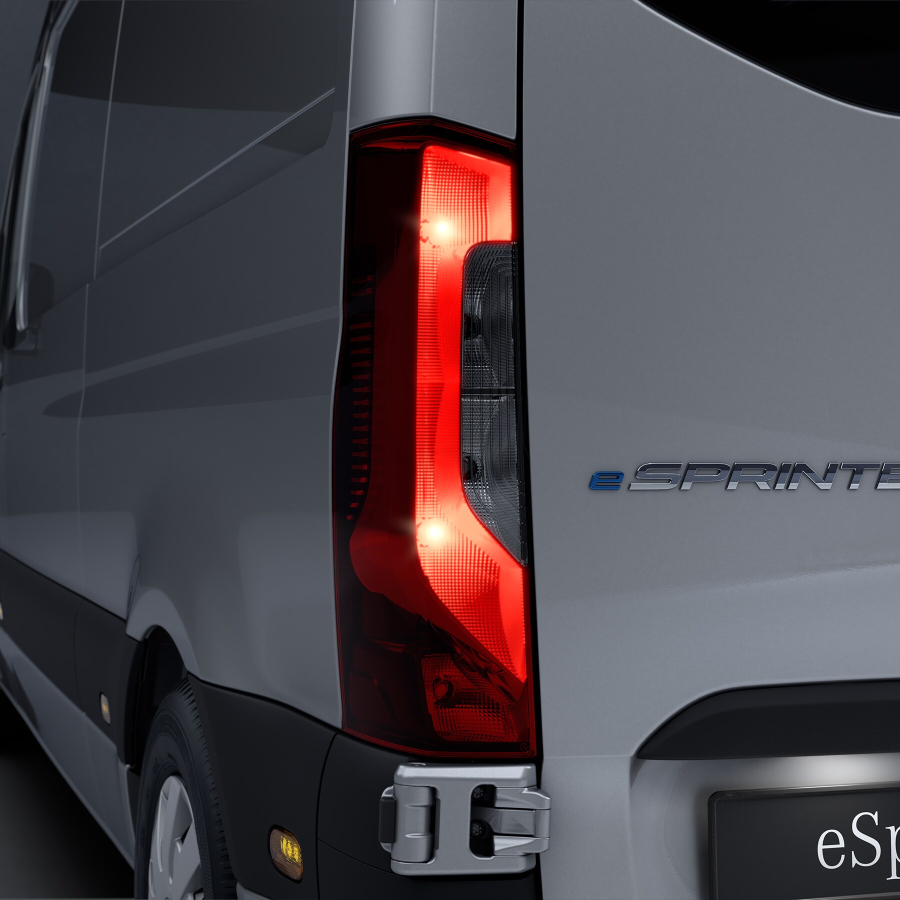 Tændt baglygte og logotype på Mercedes-Benz eSprinter Kassevogn