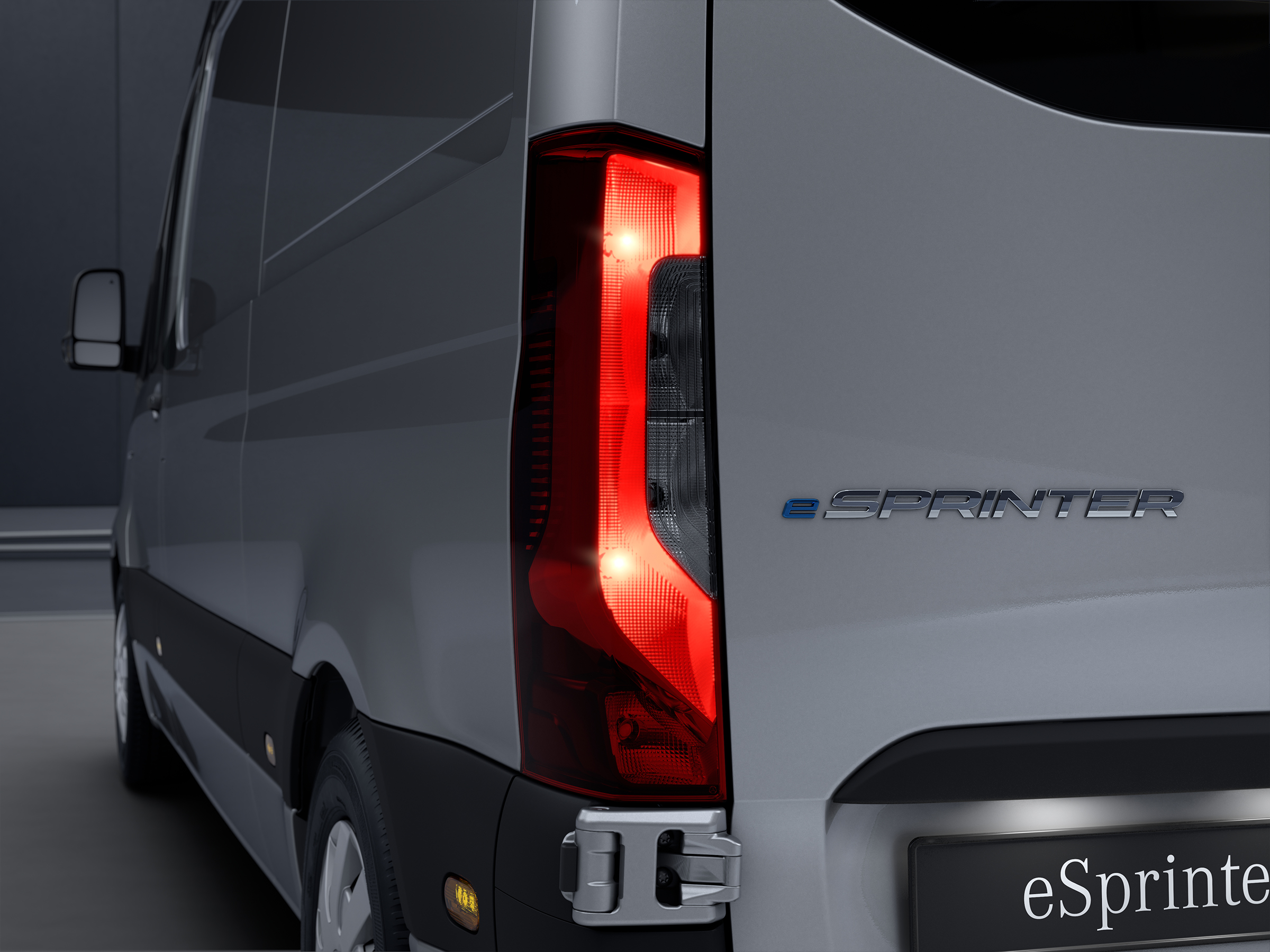 FAQ Mercedes-Benz eSprinter Kassevogn | Mercedes-Benz Vans Tændt baglygte og logotype på Mercedes-Benz eSprinter Kassevogn