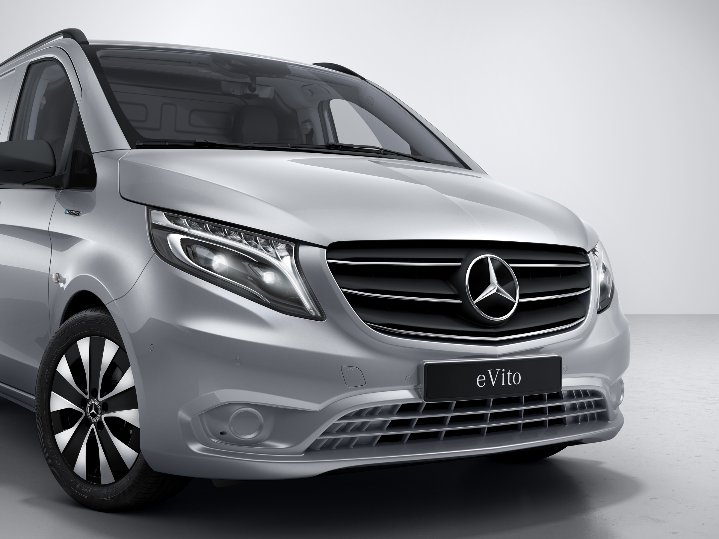 FAQ Mercedes-Benz eVito Kassevogn | Mercedes-Benz Vans Mercedes-Benz eVito set skråt forfra med fokus på kølergitter og hjulkapsel