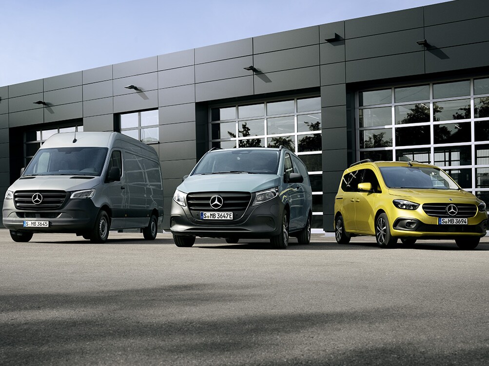 Forskellige vans modeller fra Mercedes-Benz holdende foran et værksted