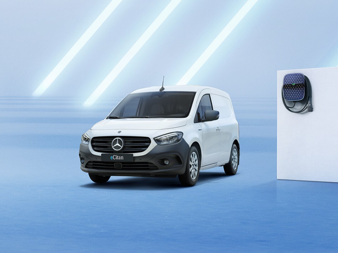 Hvid Mercedes-Benz eCitan med vægmonteret ladeboks til højre