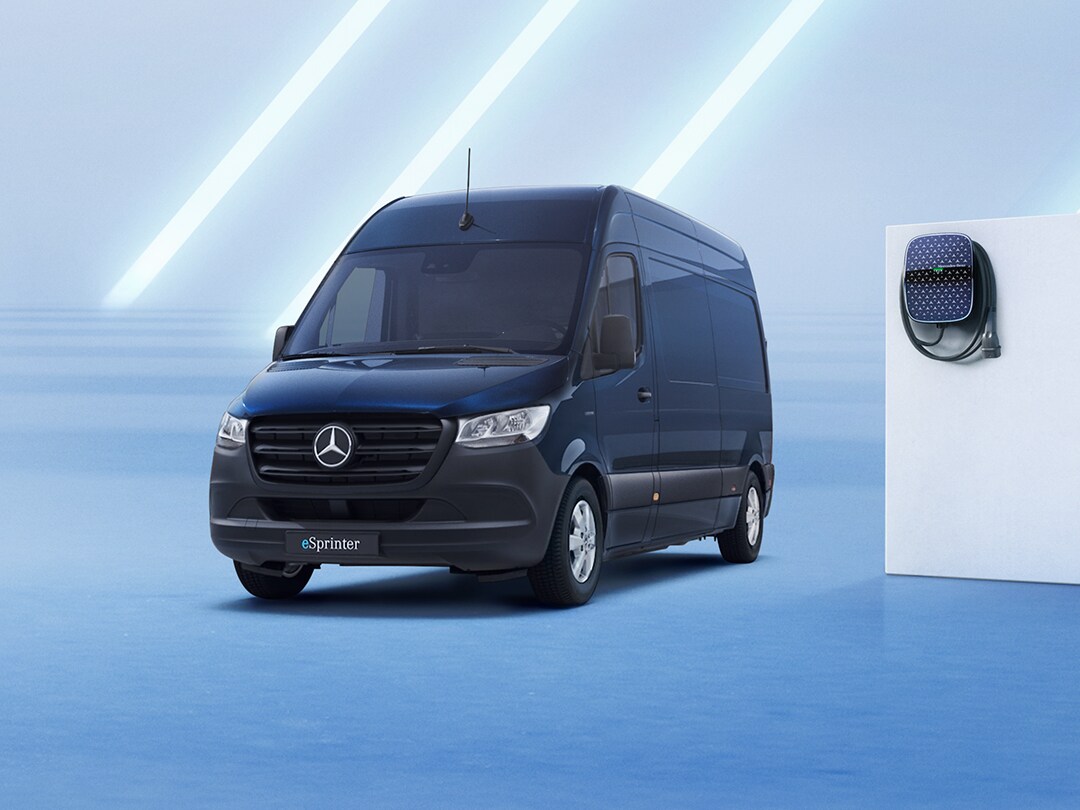 Mørk blå Mercedes-Benz eSprinter med vægmonteret ladeboks til højre