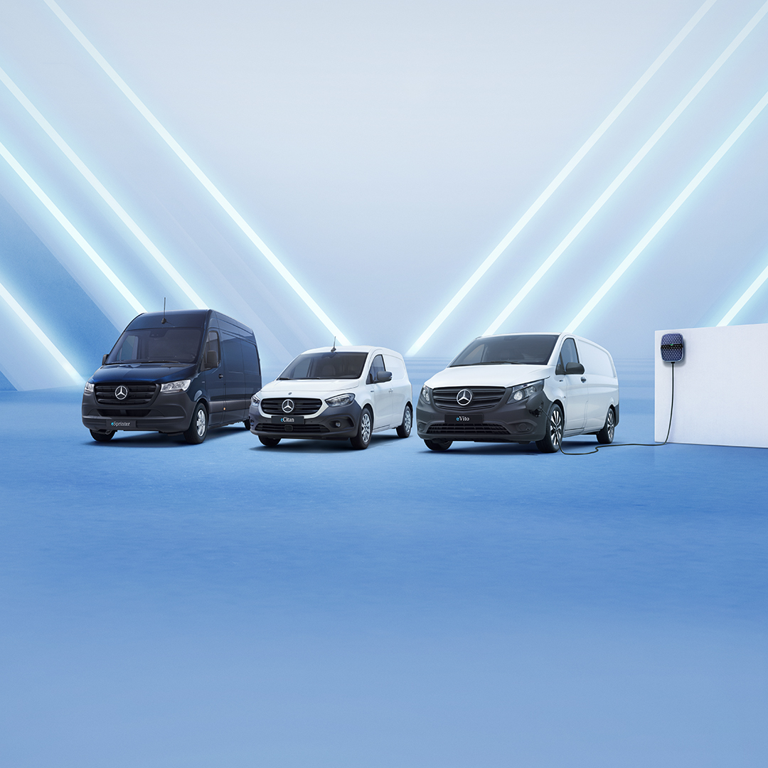 Smarte vintertips til din eVan | Mercedes-Benz Vans Mercedes-Benz eSprinter, eCitan og eVito side om side ved vægladeboks