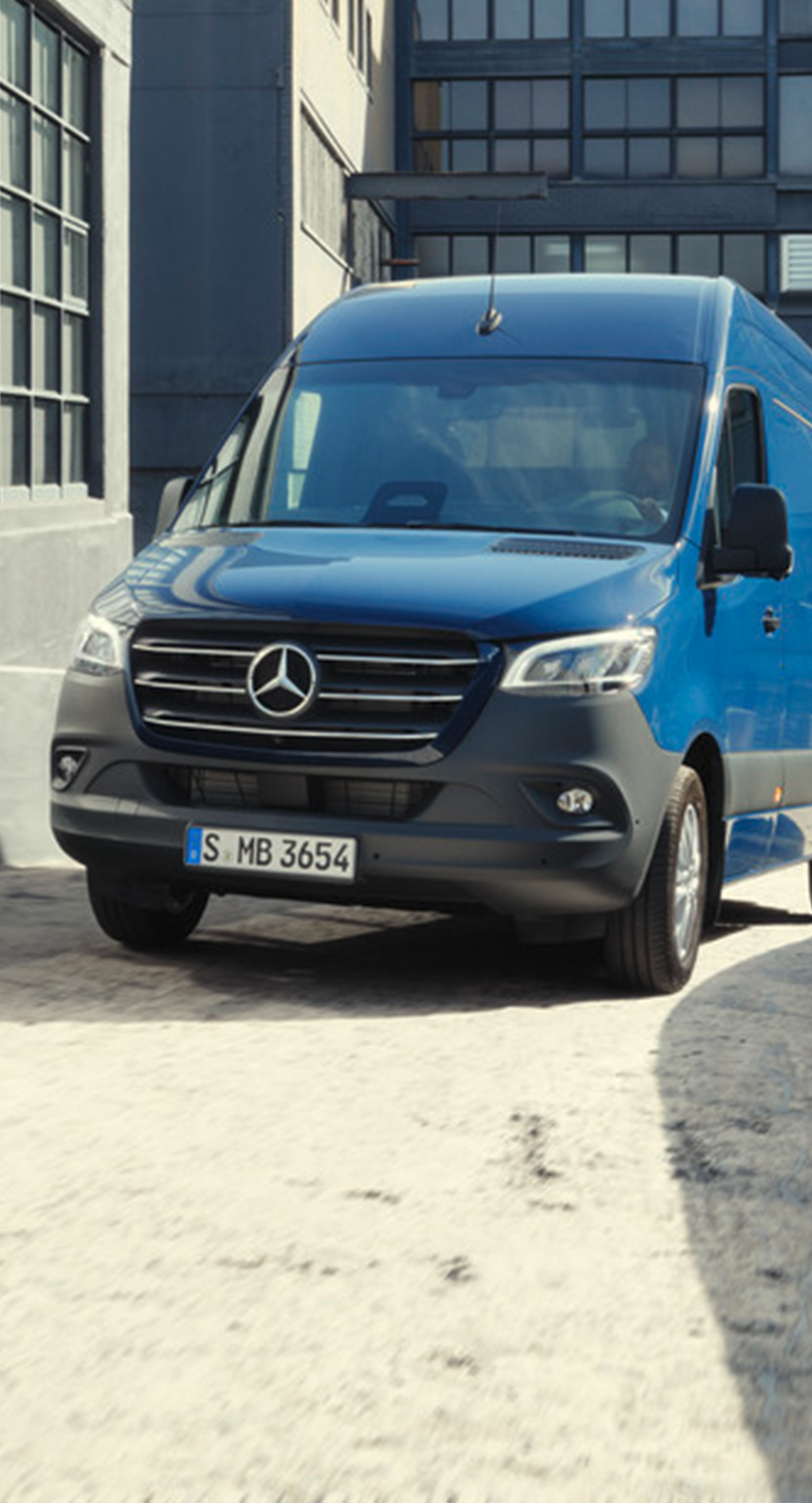 Mørkeblå Mercedes-Benz Sprinter Kassevogn navigerer på byggeplads