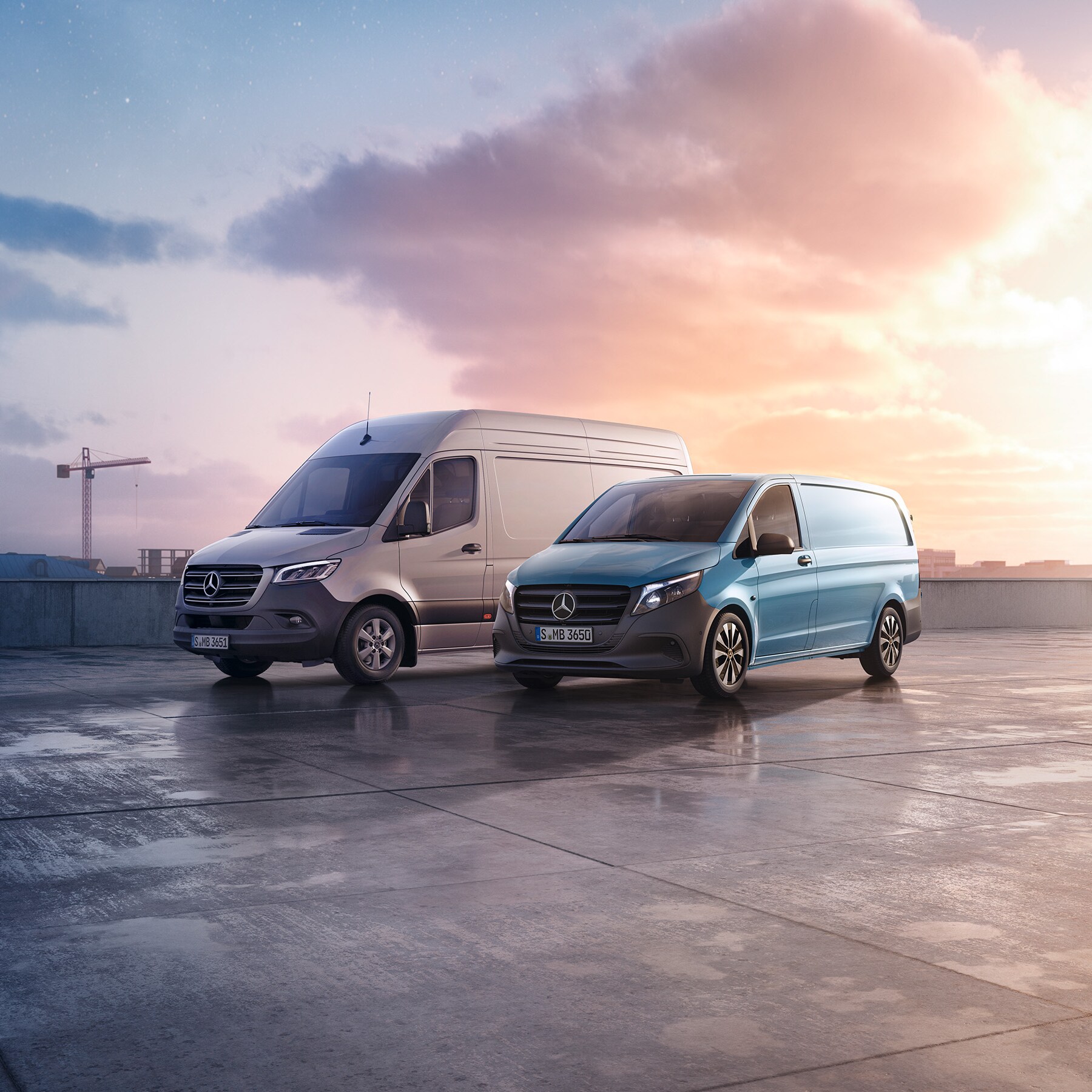 Mercedes-Benz kassevogne med solnedgang, byggekraner og højhuse i baggrunden
