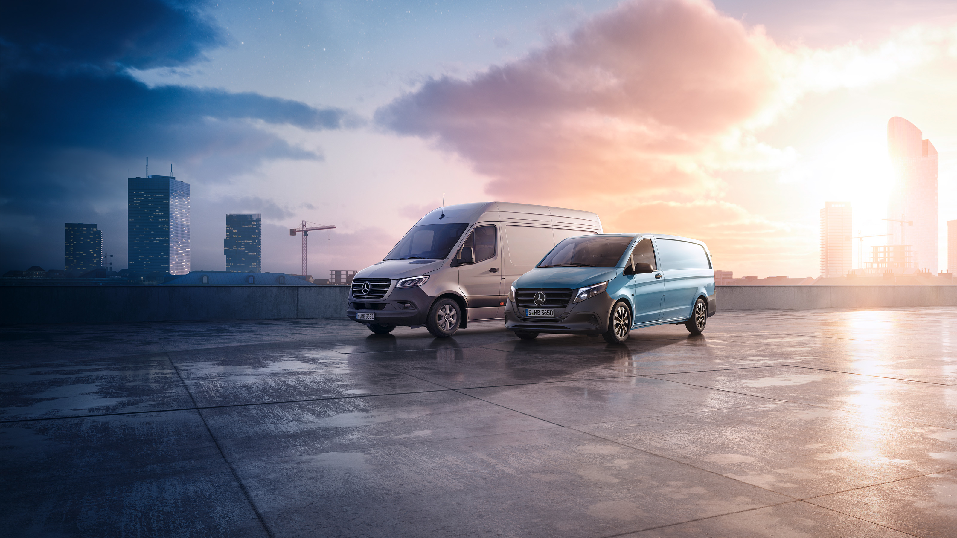 Reorder - genbestil din varebil | Mercedes-Benz Vans Mercedes-Benz kassevogne med solnedgang, byggekraner og højhuse i baggrunden