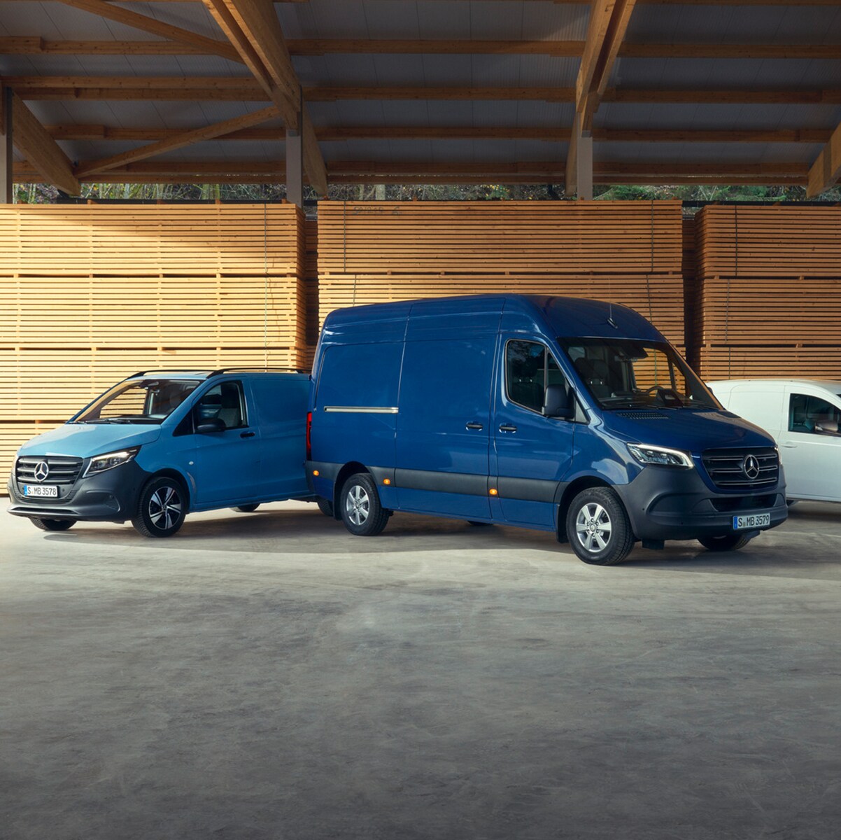 Mercedes-Benz eSprinter, eVito og eCitan parkeret i vifteformation