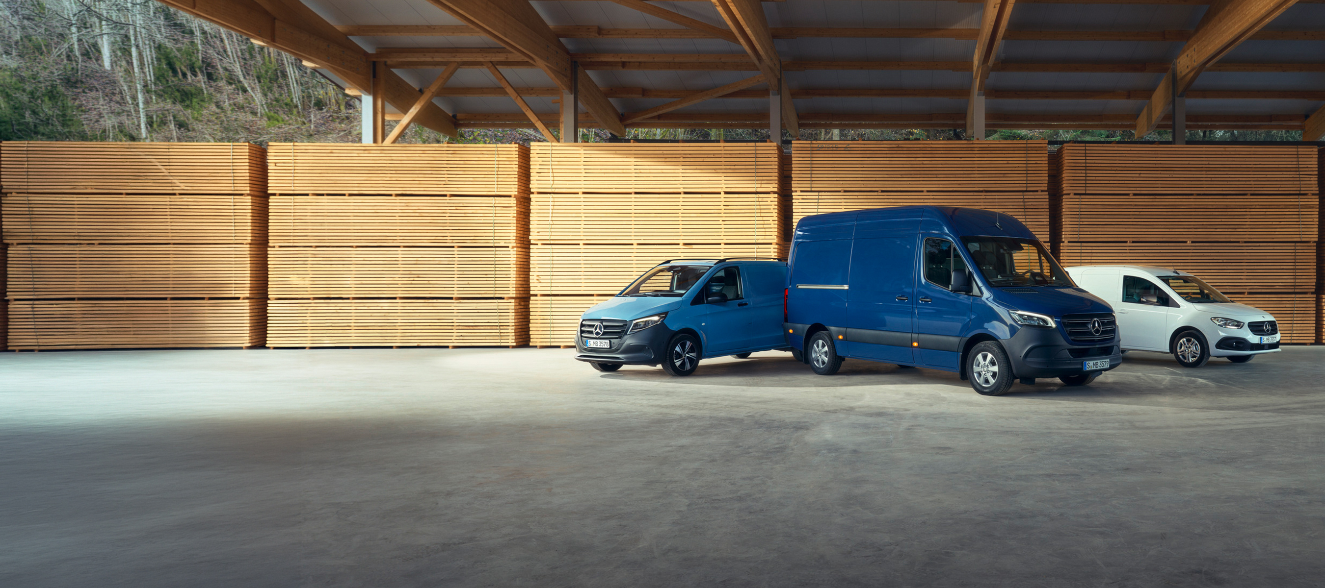 Varebiler til alle behov | Mercedes-Benz Vans Mercedes-Benz eSprinter, eVito og eCitan parkeret i vifteformation