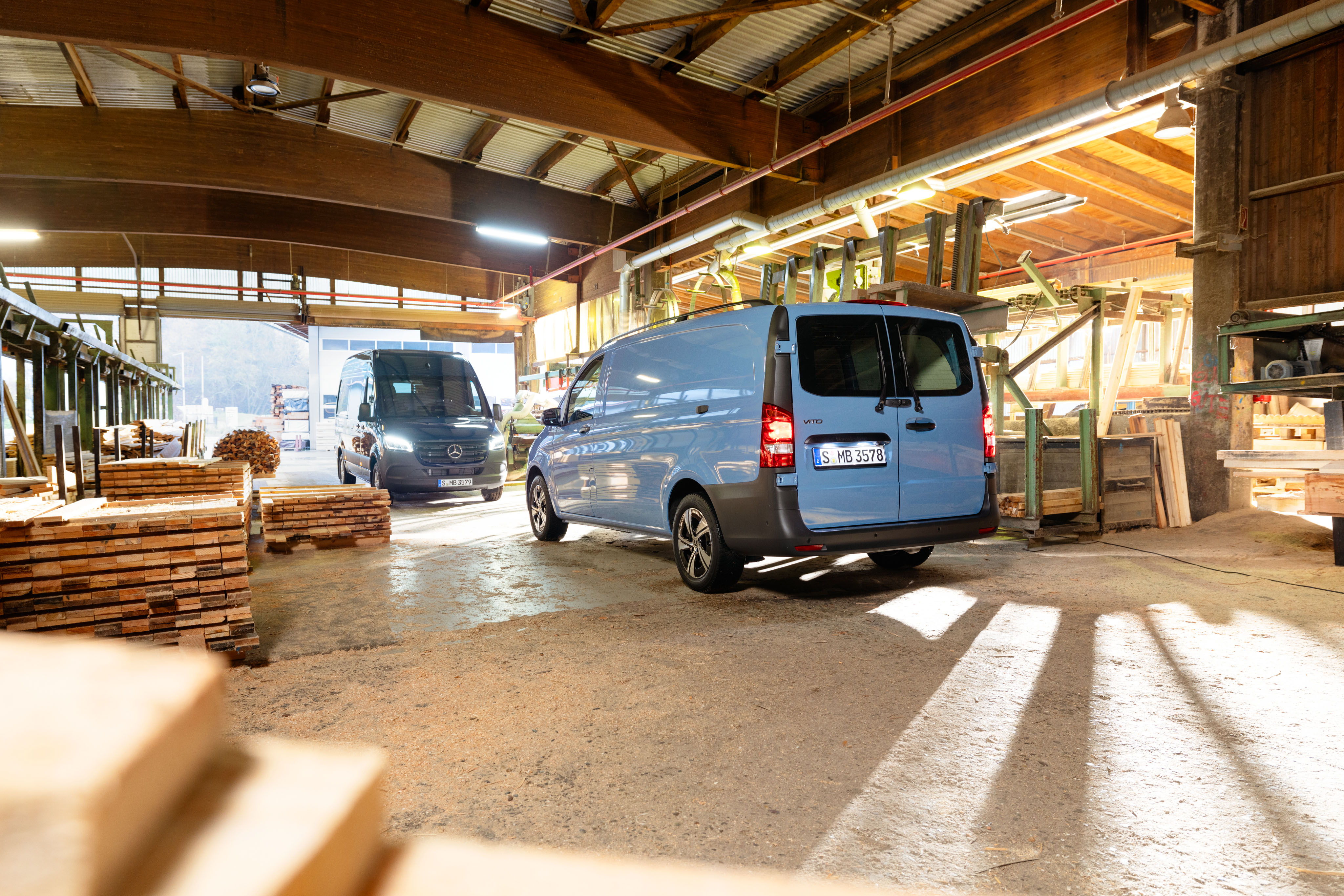 Reorder - genbestil din varebil | Mercedes-Benz Vans Mercedes-Benz kassevogne med solnedgang, byggekraner og højhuse i baggrunden