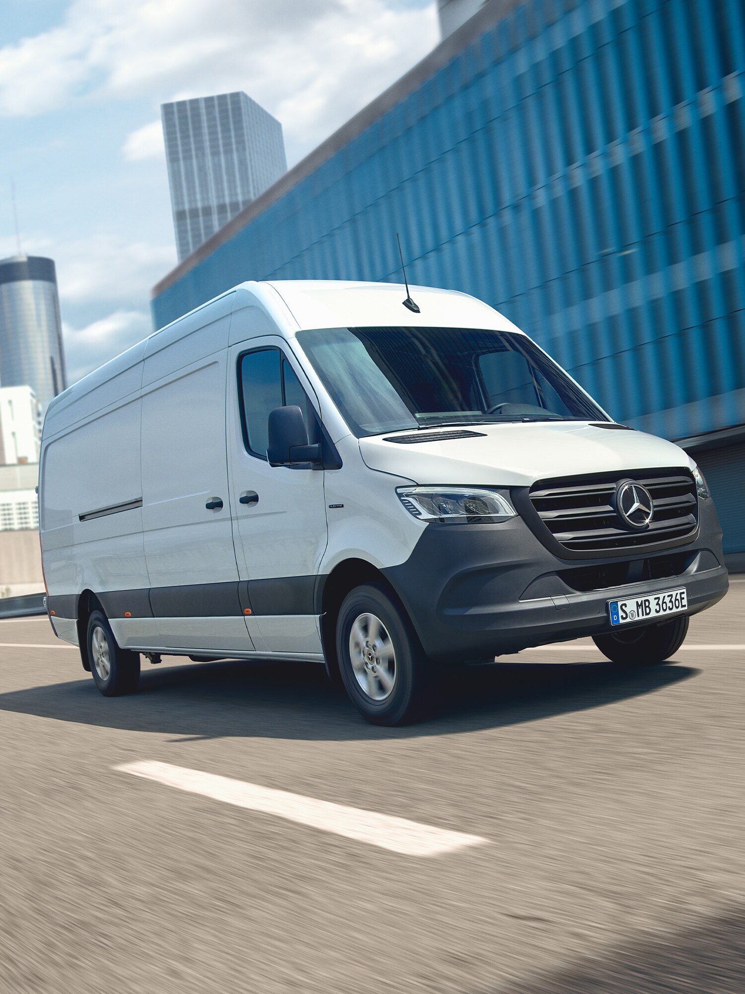 Hvid eSprinter Kassevogn på kørebanen set skråt fra siden