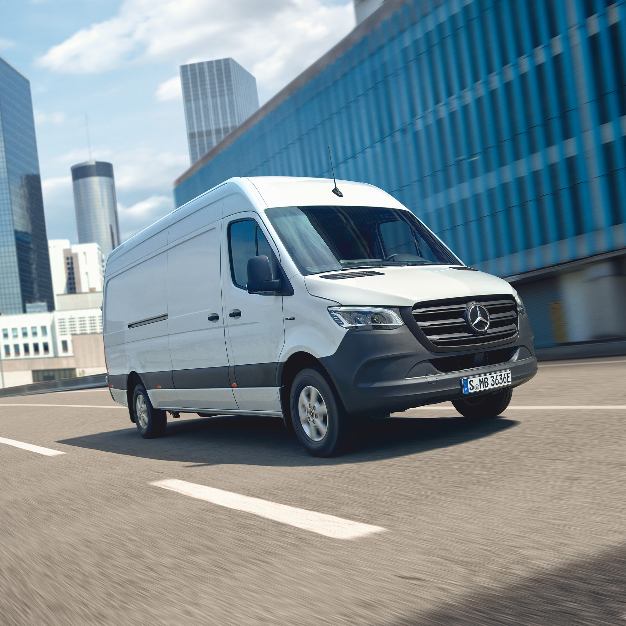 Ny Sprinter og eSprinter hæver standarden | Mercedes-Benz Vans Hvid eSprinter Kassevogn på kørebanen set skråt fra siden