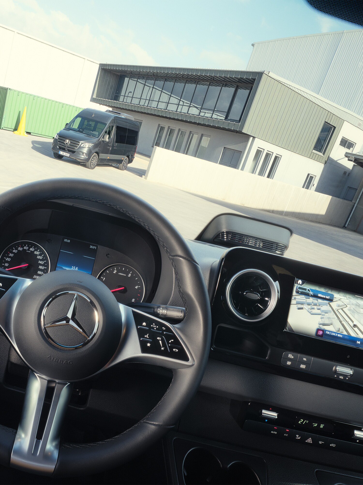 Multifunktionsrat med betjeningspanel og MBUX touchscreen i en Sprinter