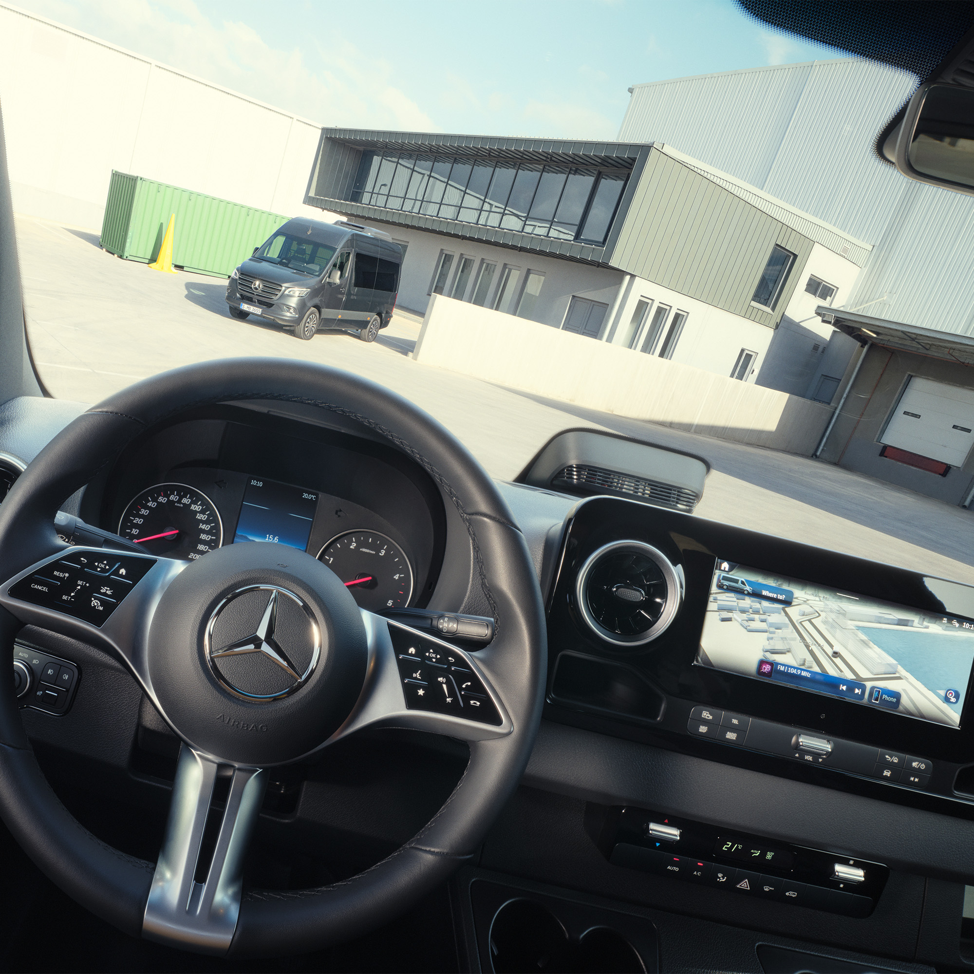 Ny Sprinter og eSprinter hæver standarden | Mercedes-Benz Vans Multifunktionsrat med betjeningspanel og MBUX touchscreen i en Sprinter