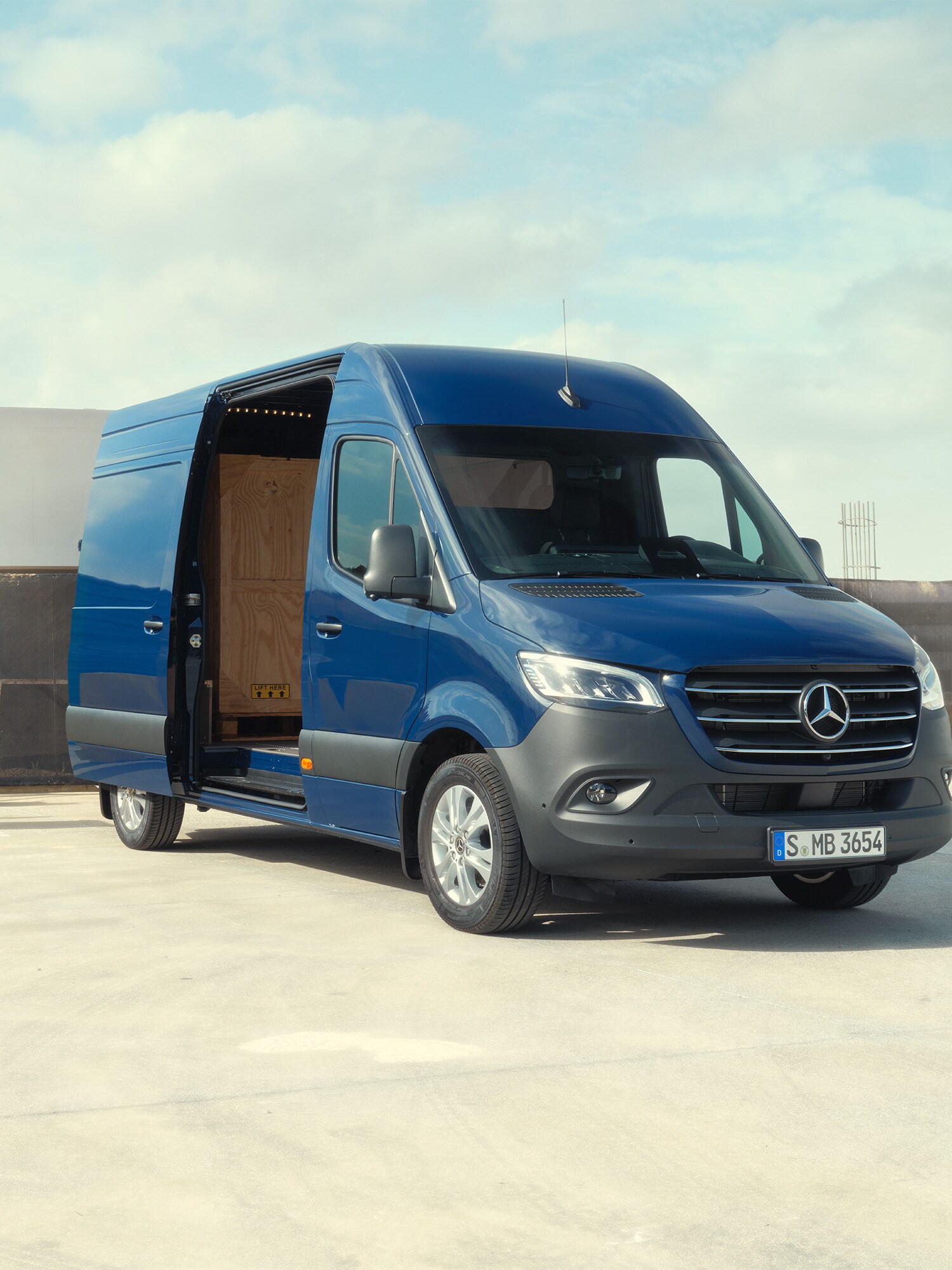 Mørkeblå Sprinter holder parkeret med sidedøren åben