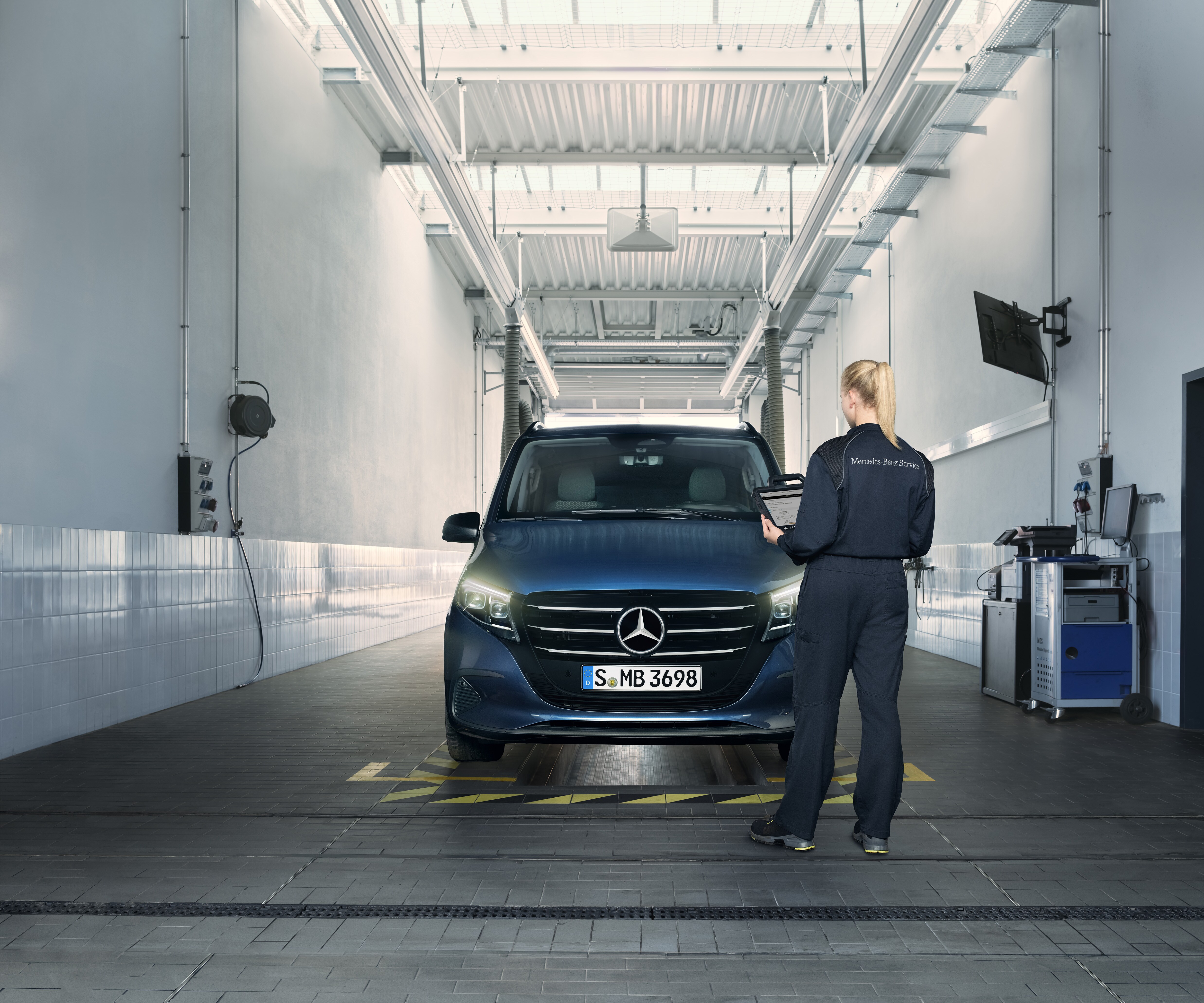 Mercedes-Benz mekaniker med device servicechecker Vito Kassevogn