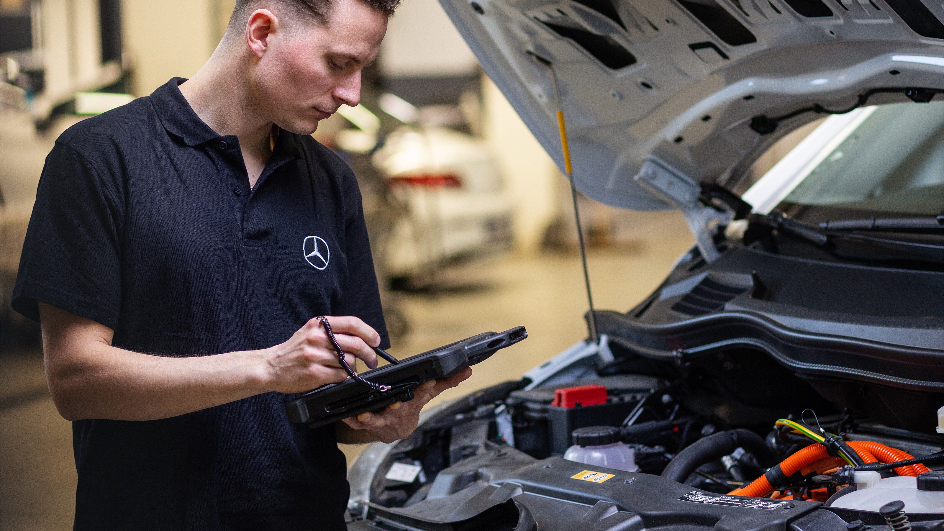 Mekaniker i gang med at foretage et motorcheck på Mercedes-Benz varebil