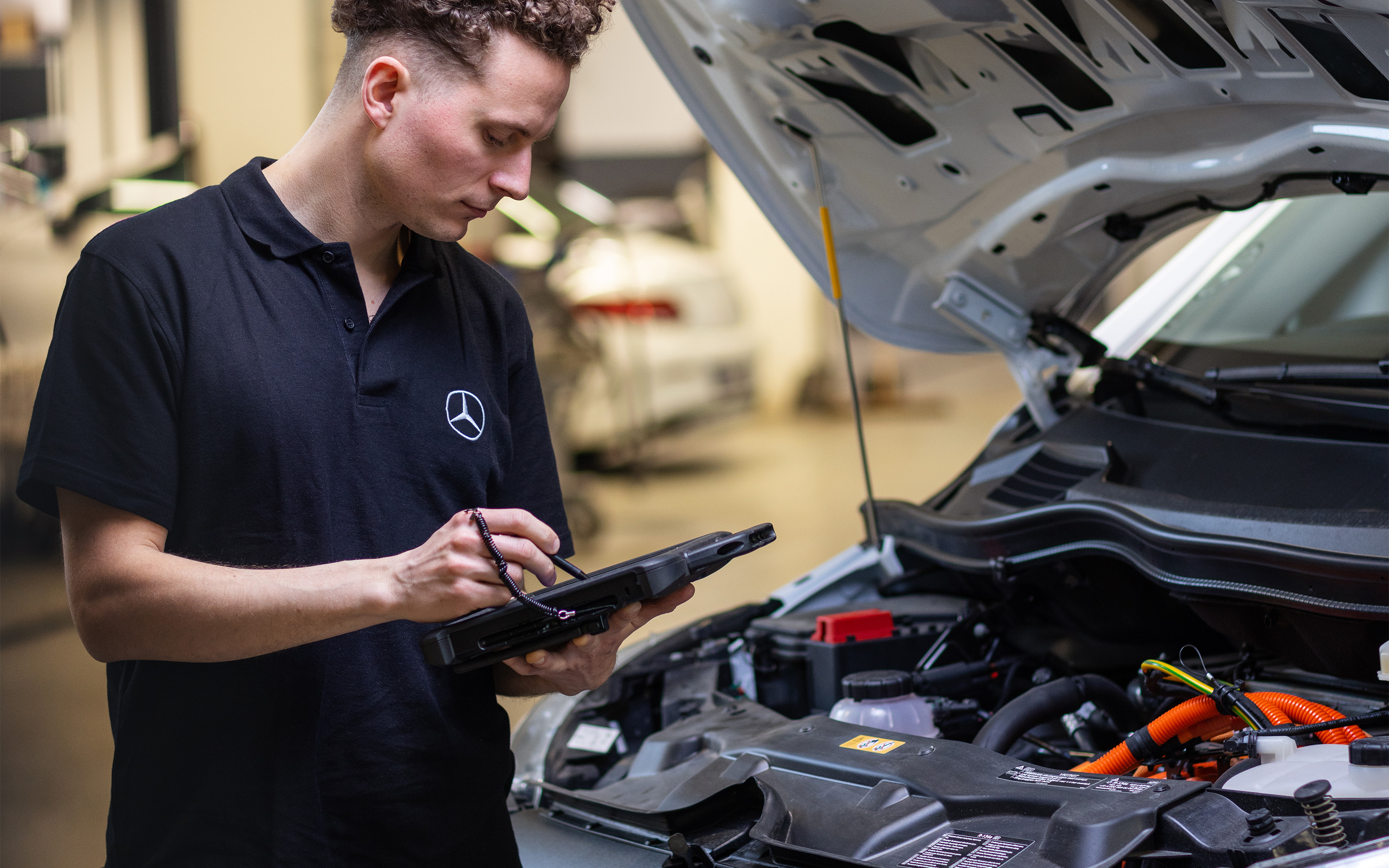 Mekaniker i gang med at foretage et motorcheck på Mercedes-Benz varebil