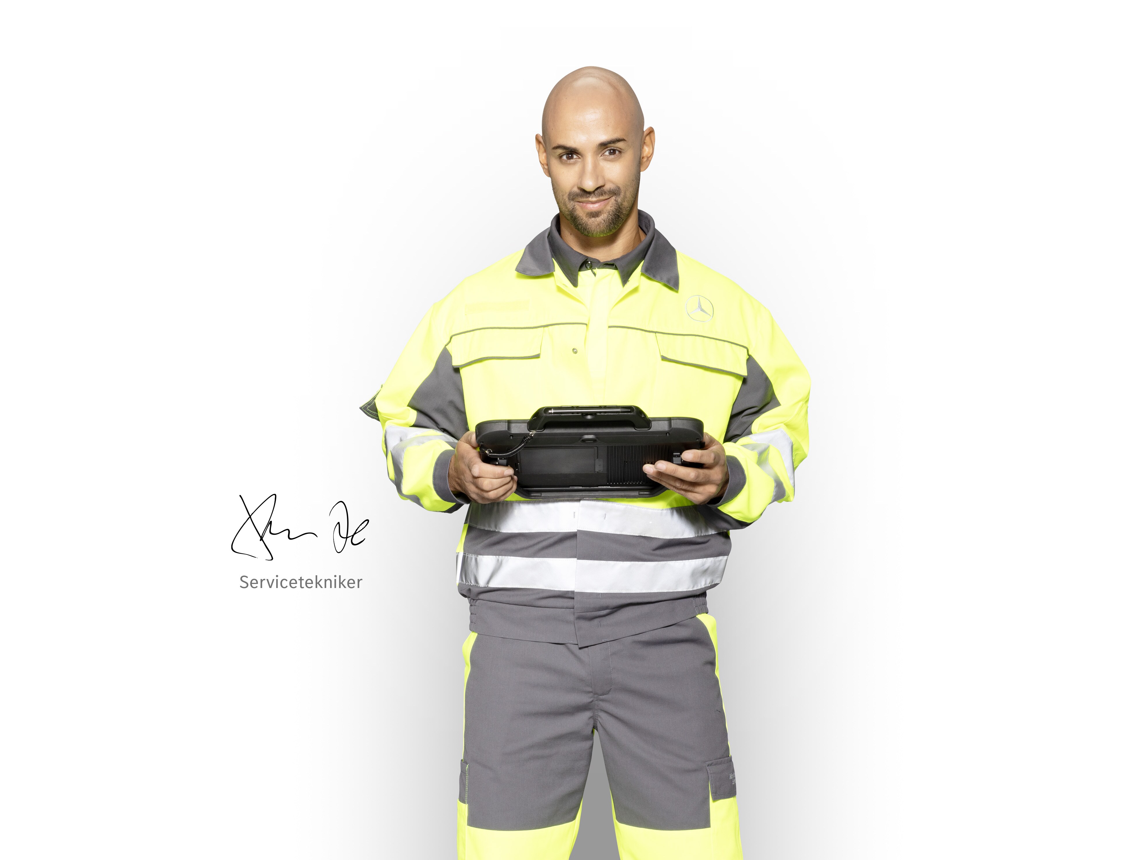 Mercedes-Benz servicetekniker med en tablet, klar til at tjekke mobilitetsgarantien for din varebil