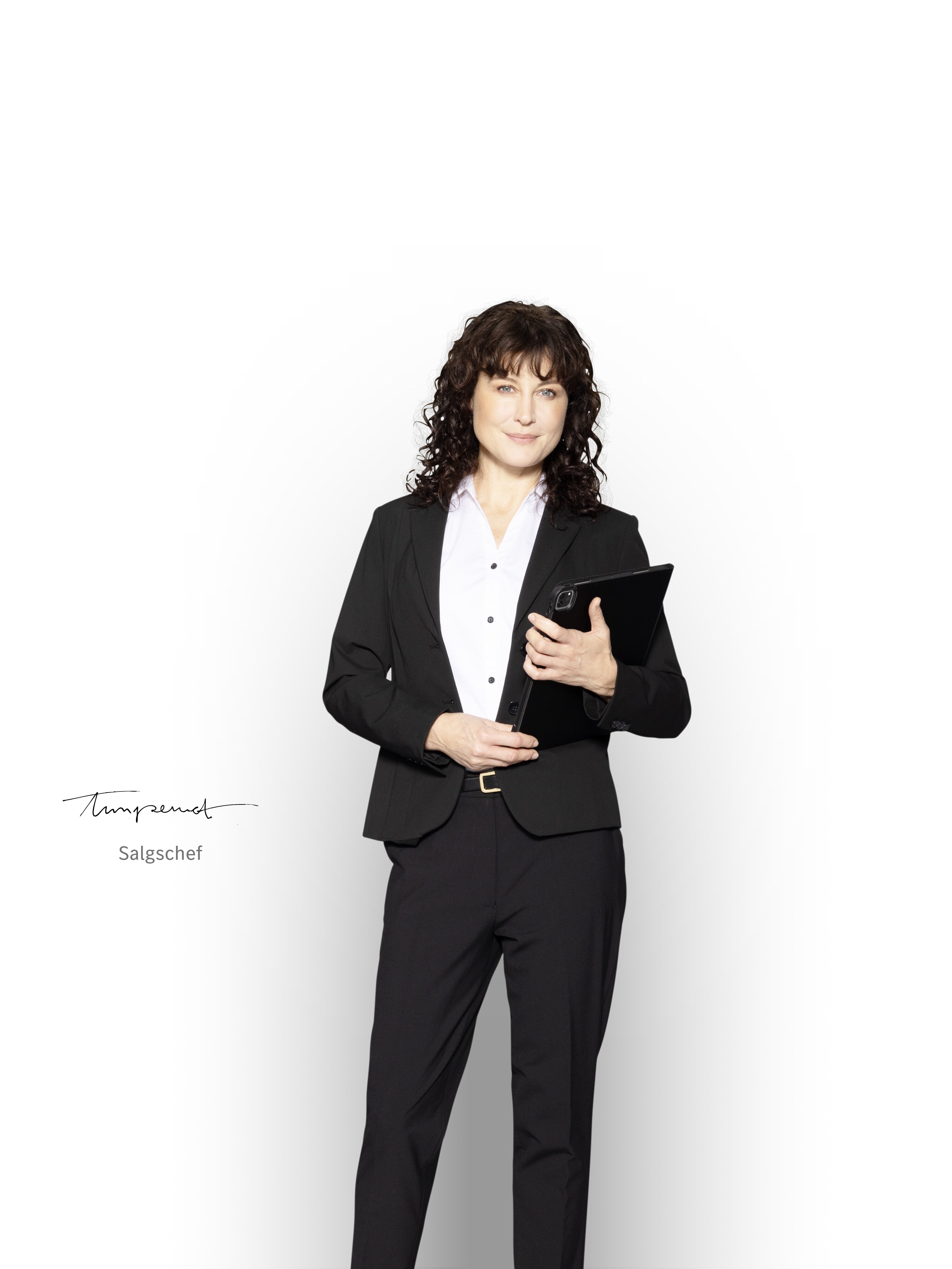 Mercedes-Benz salgschef med en tablet klar til at informere om servicepakkerne.