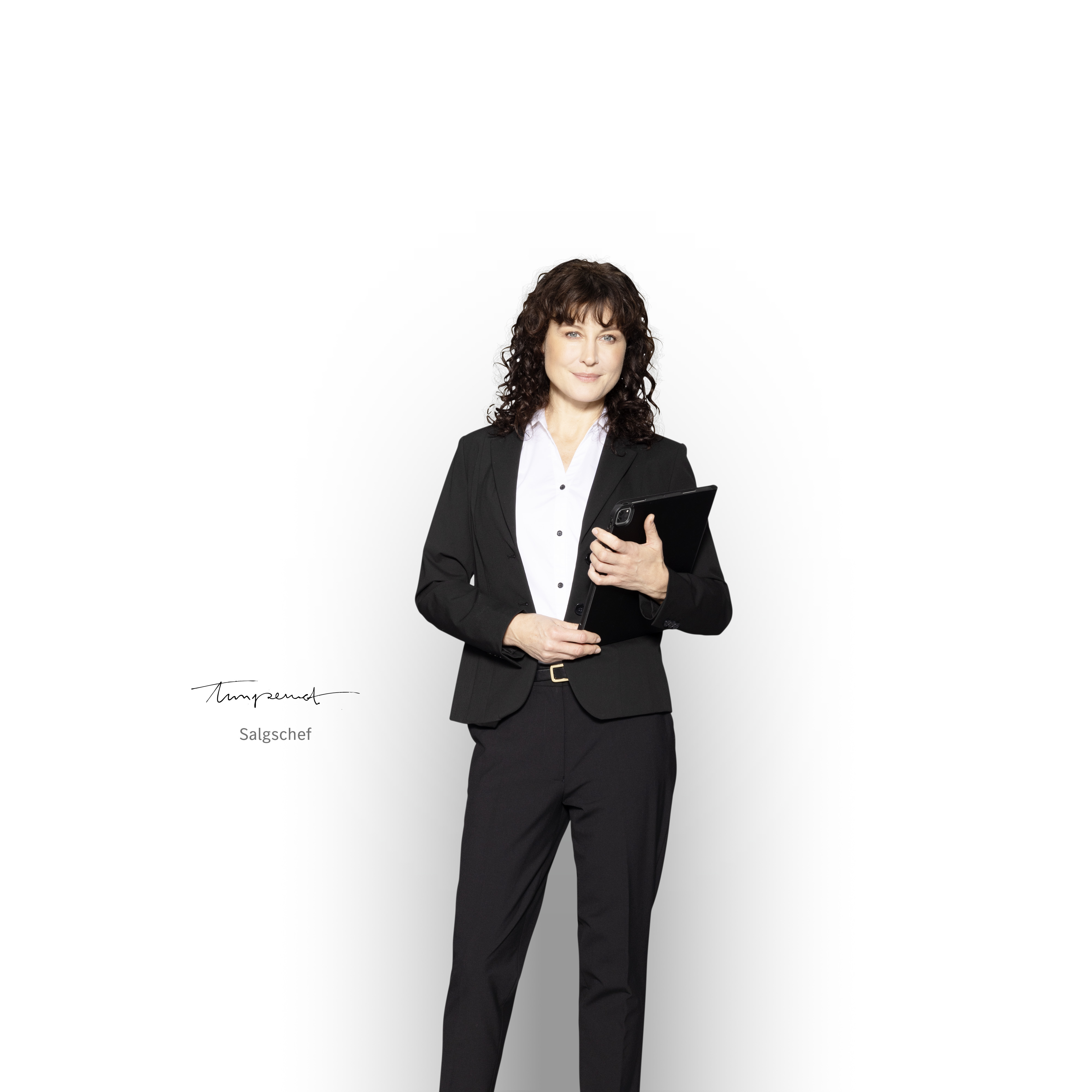 Mercedes-Benz | ServiceCare til varebiler Mercedes-Benz salgschef med en tablet klar til at informere om servicepakkerne.