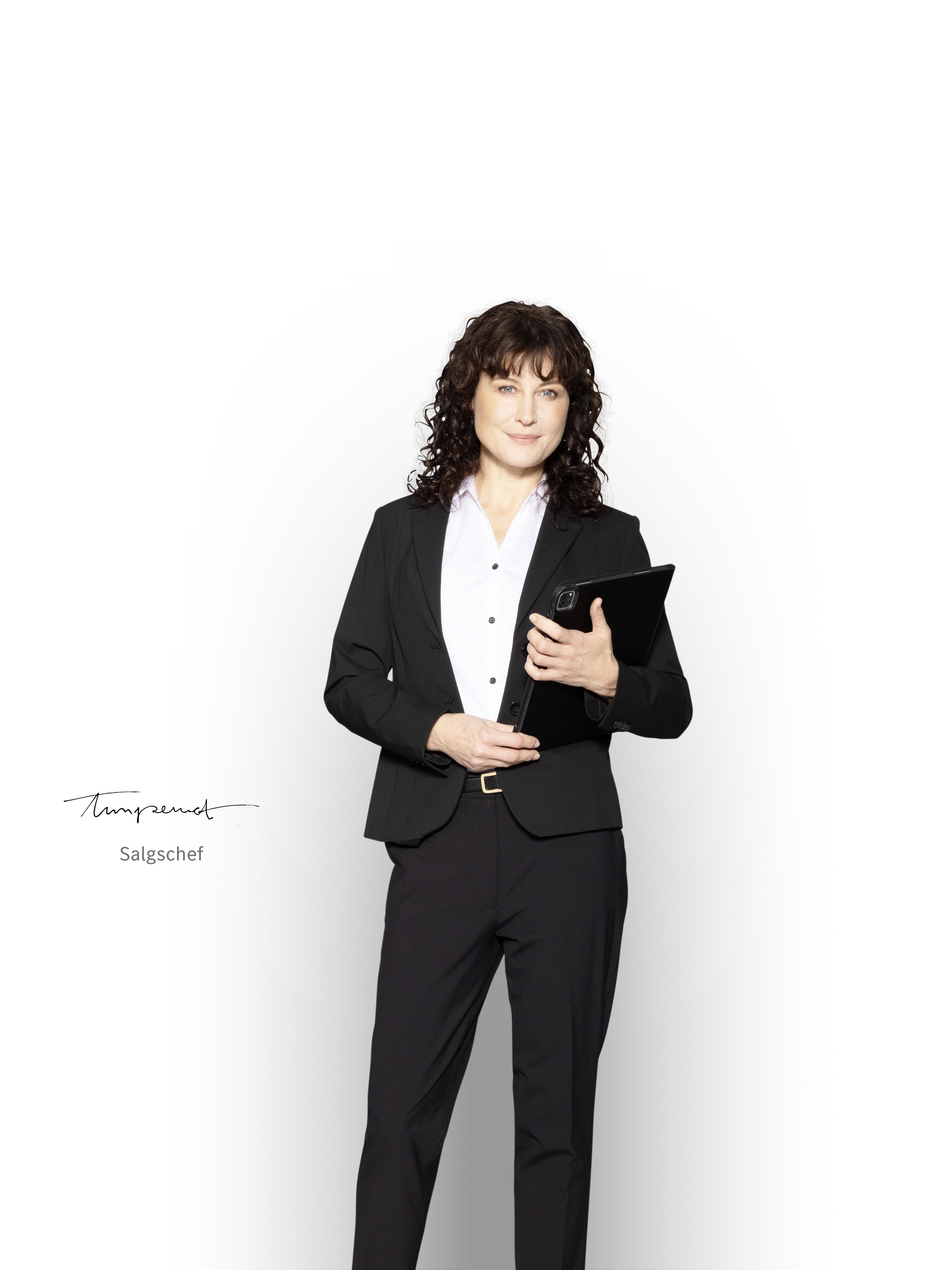 Mercedes-Benz salgschef med tablet i hånden, klar til at informere om nybilsgarantien.