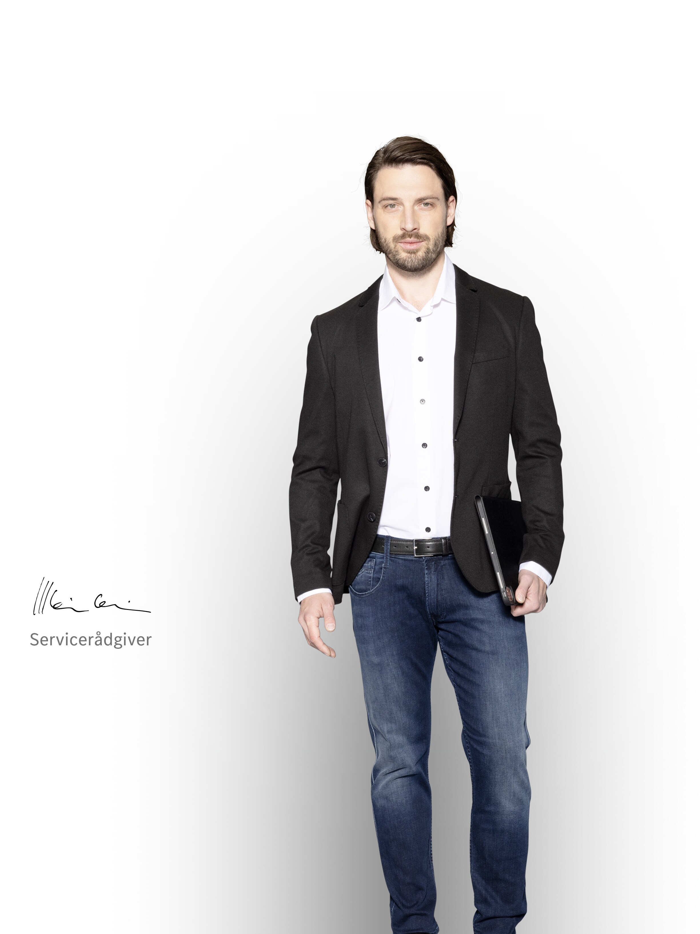 Servicerådgiver, klar til at hjælpe med din Mercedes-Benz flåde.