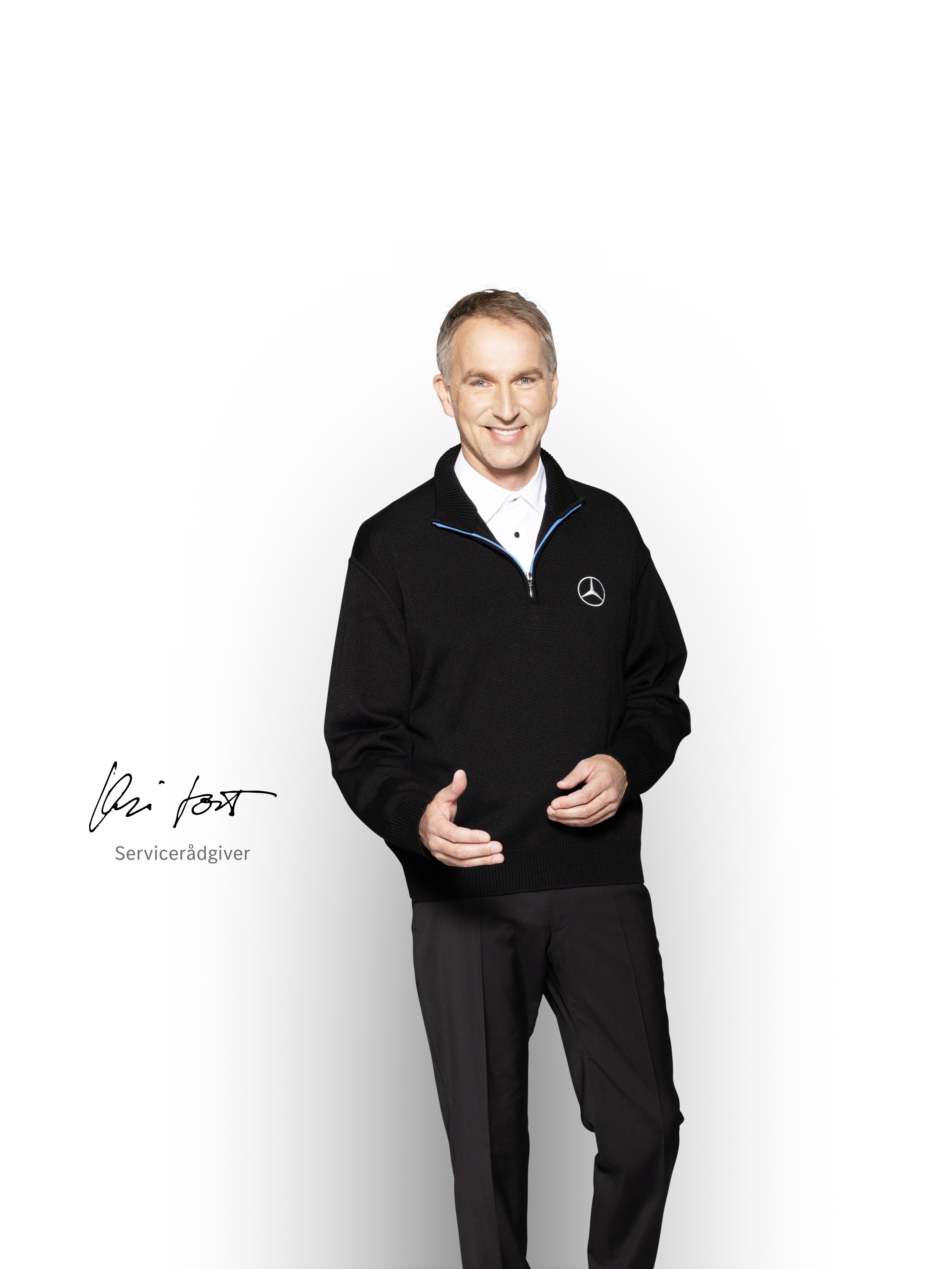 Servicerådgiver klar til at sikre den bedste service af Mercedes-Benz erhvervskøretøjer.