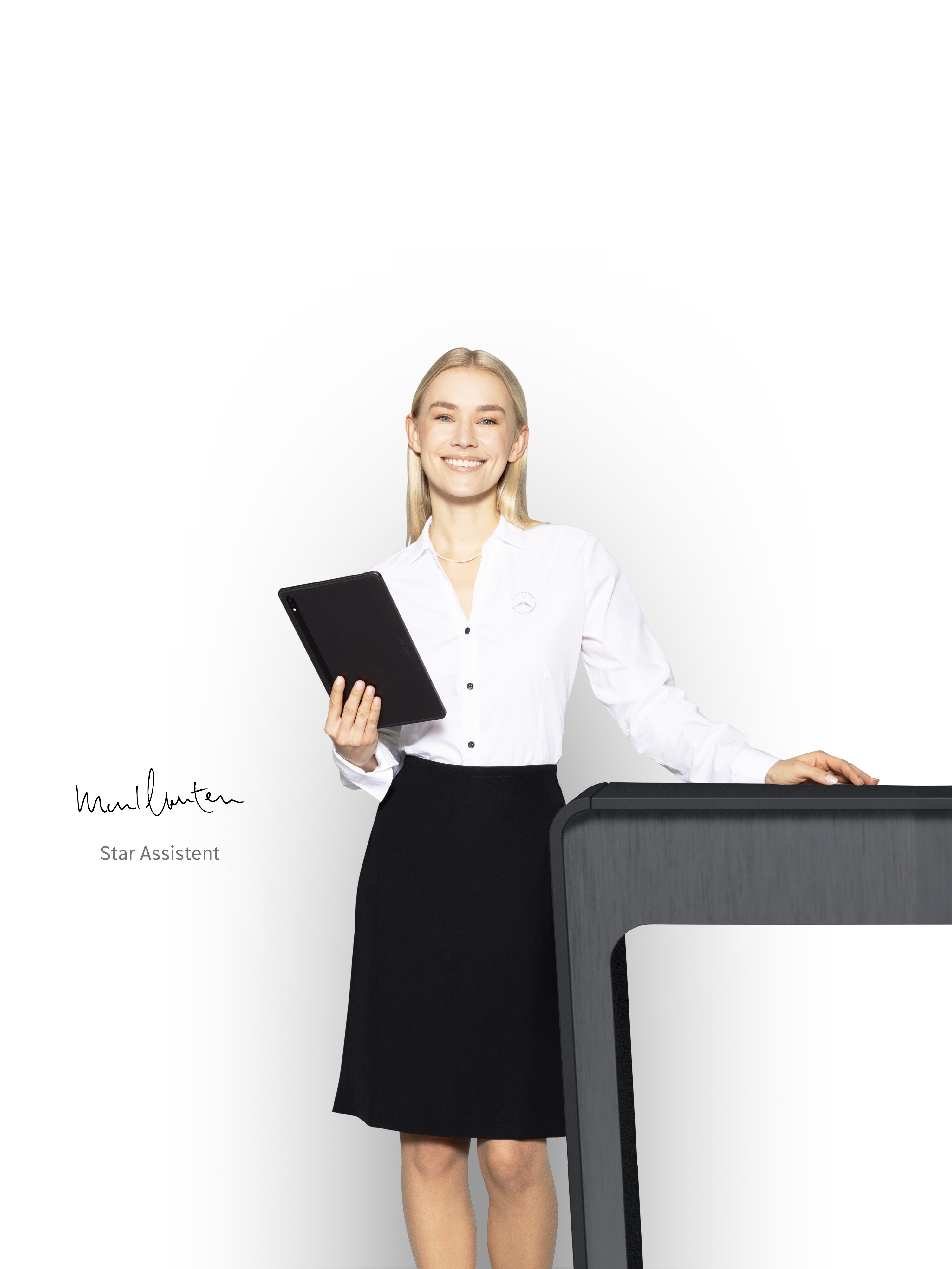 Star Assistant, står med en tablet i hånden for at levere support.