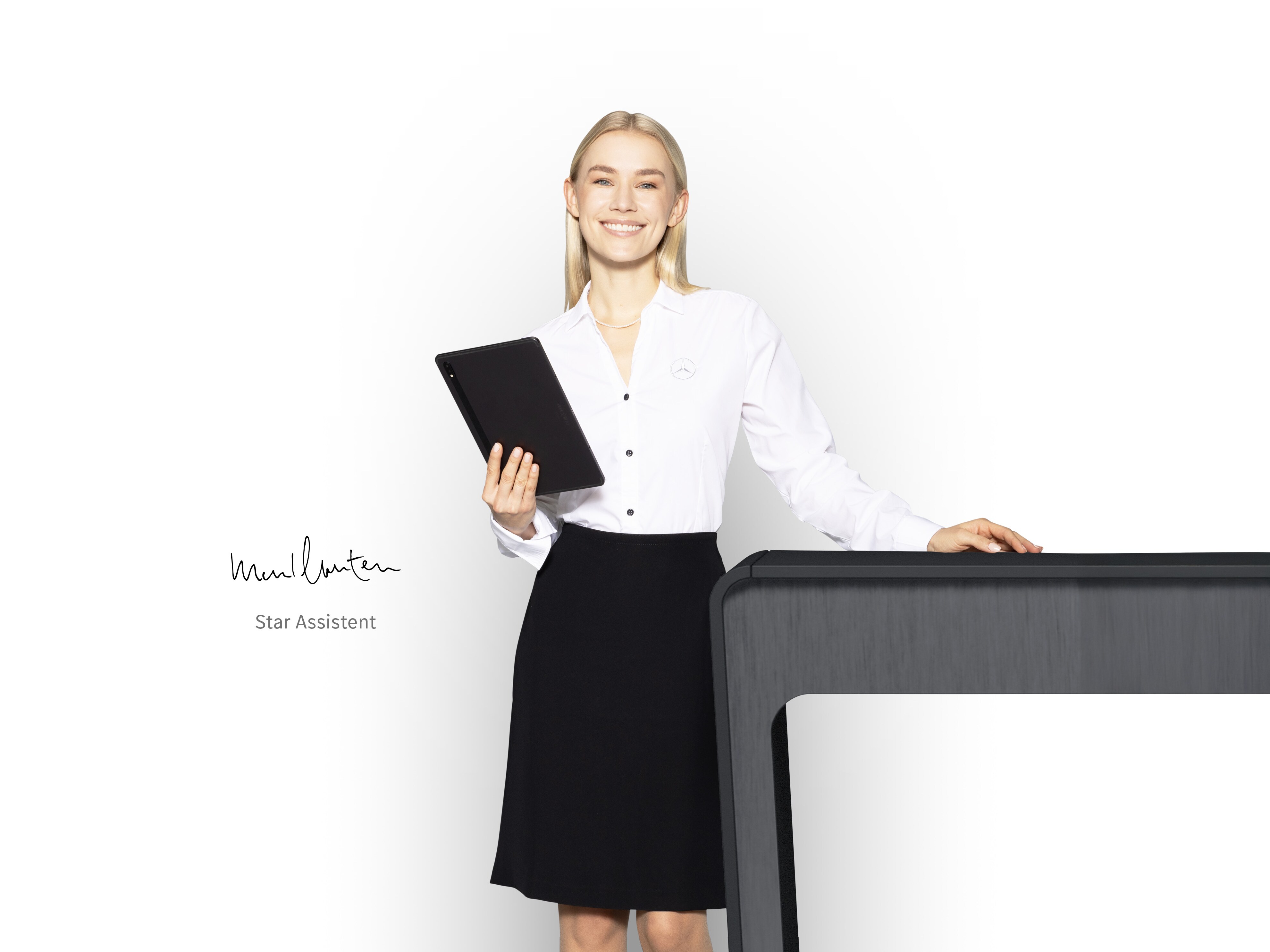 Star Assistant, står med en tablet i hånden for at levere support.