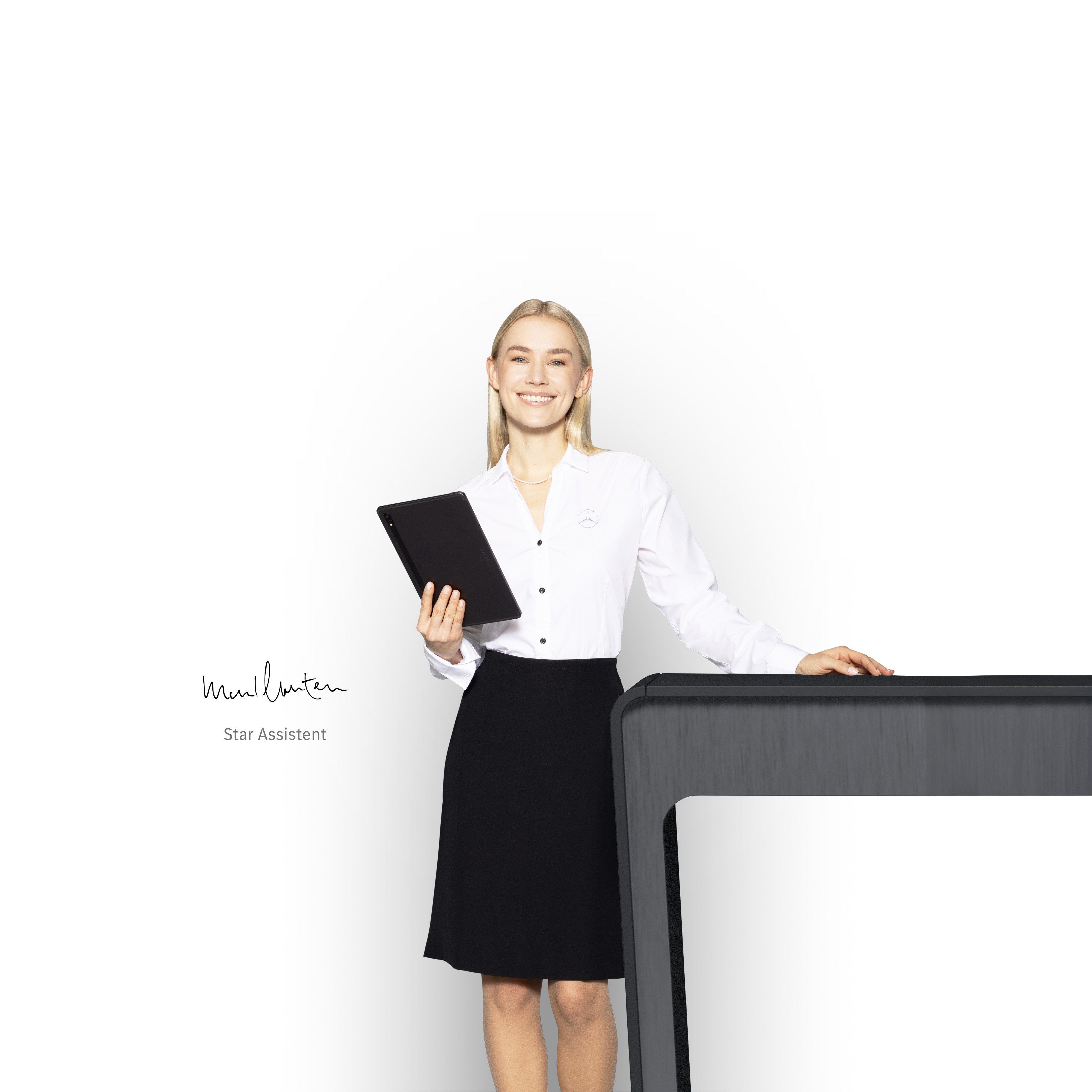 Mercedes-Benz | Varebilspleje | Individuel support Star Assistant, står med en tablet i hånden for at levere support.