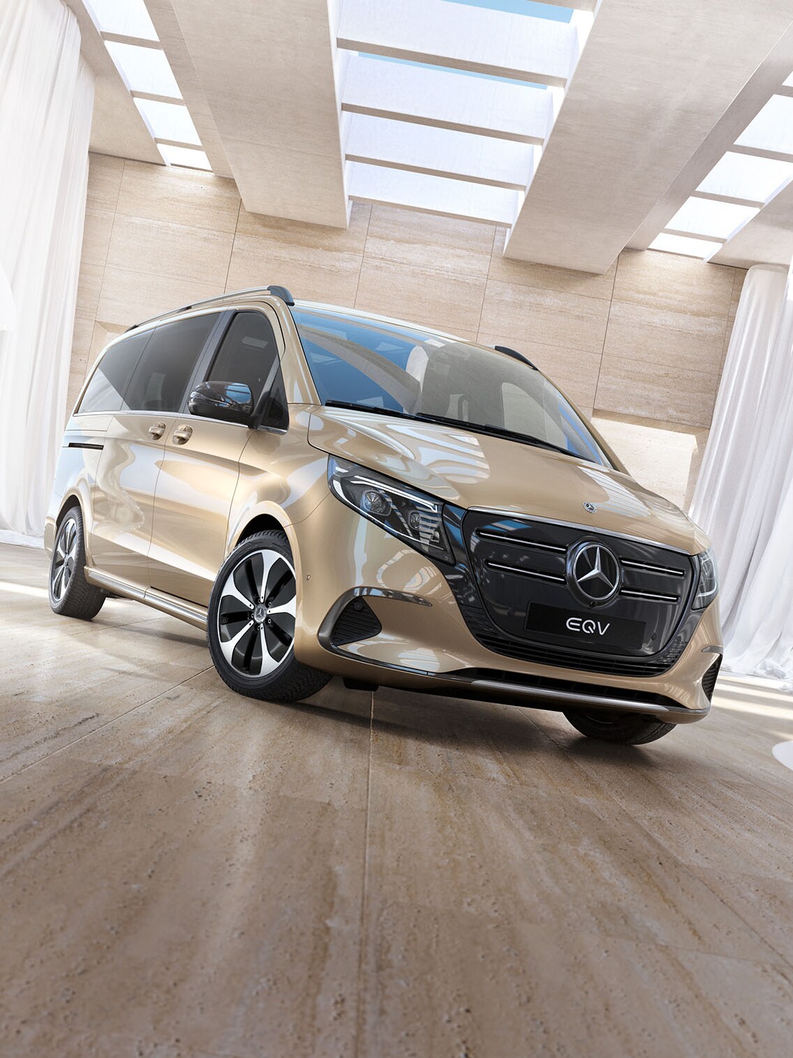 Guldfarvet Mercedes-Benz EQV set skråt forfra 