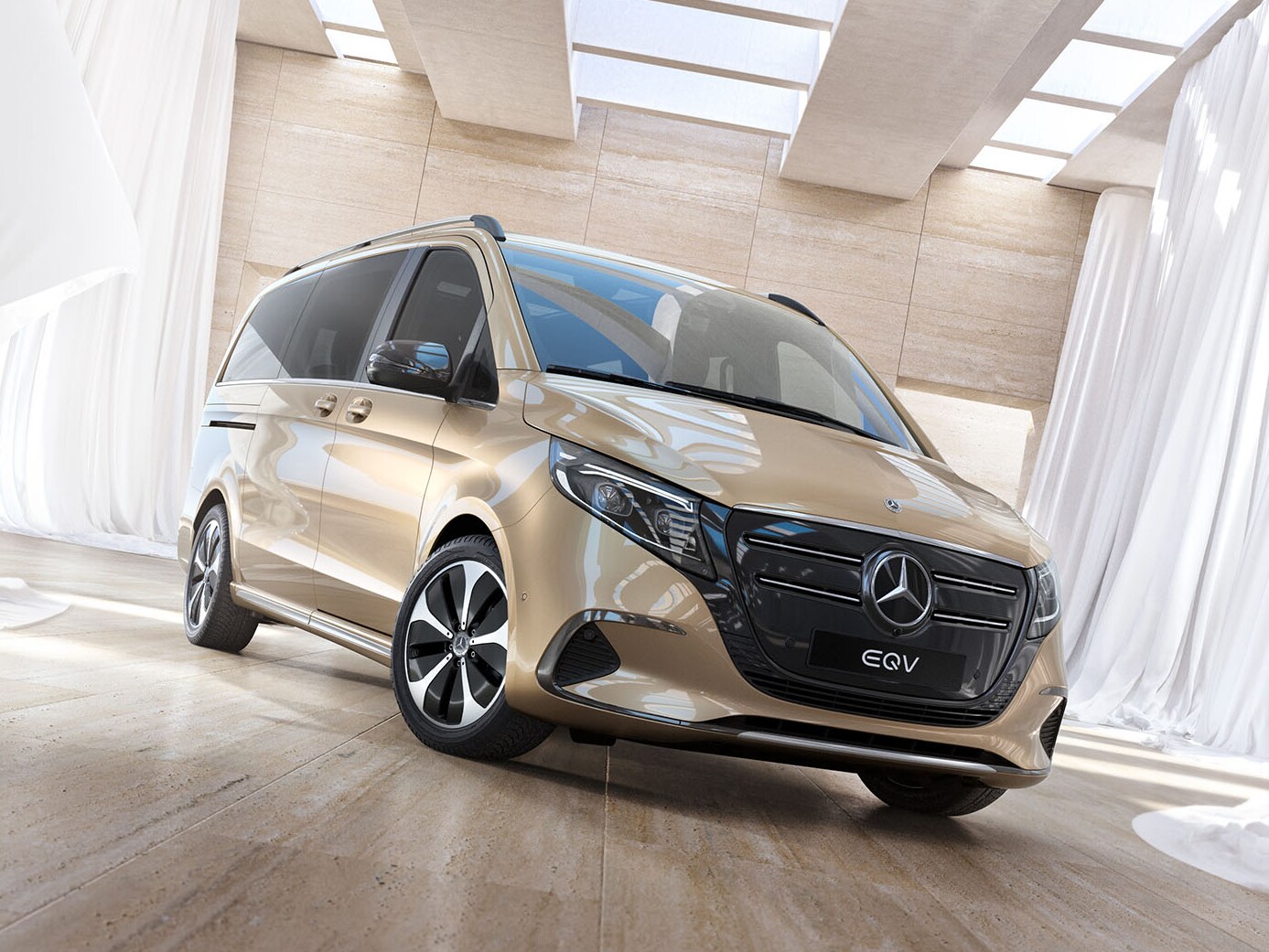 Guldfarvet Mercedes-Benz EQV set skråt forfra 