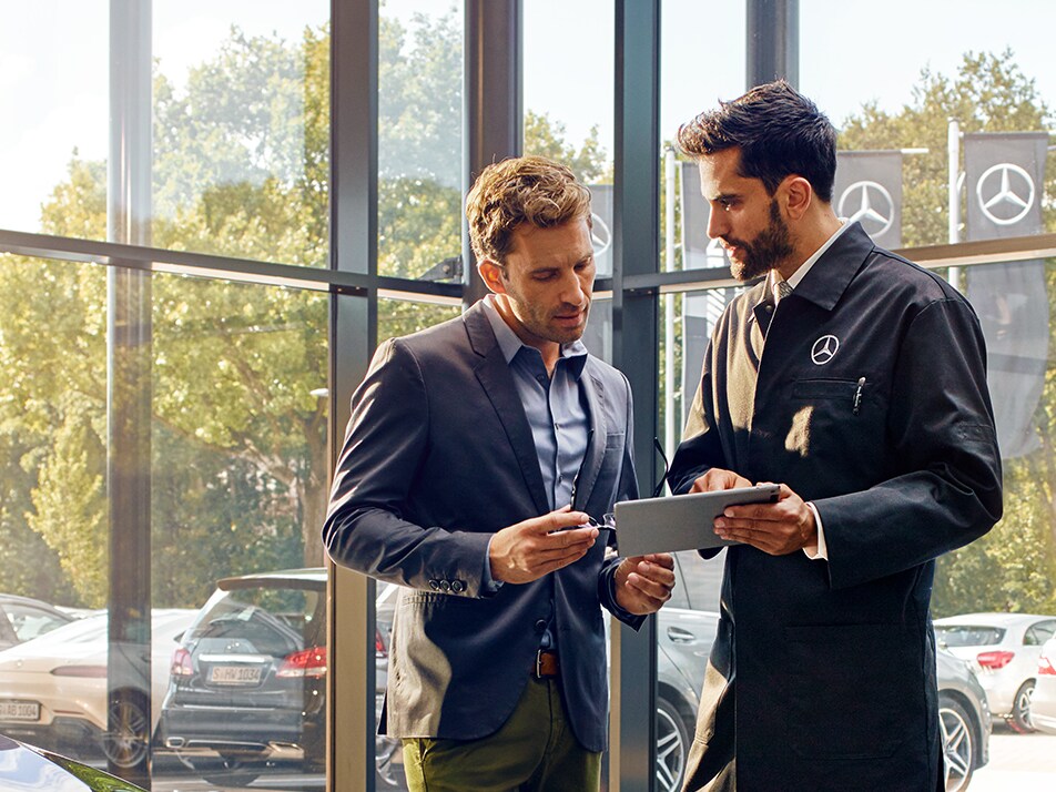Mercedes-Benz forhandler taler med kunde