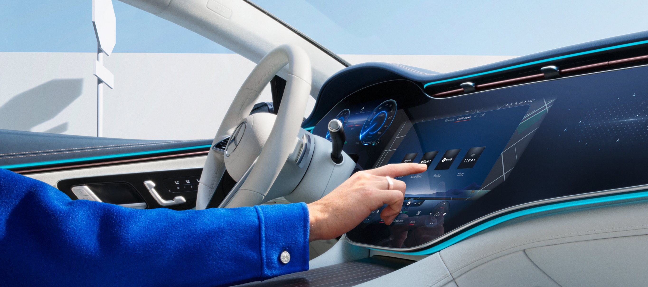 Mercedes-Benz digitale tjenester | Mercedes-Benz Online Person bruger Mercedes-Benz digitale tjenester på bilens touchskærm