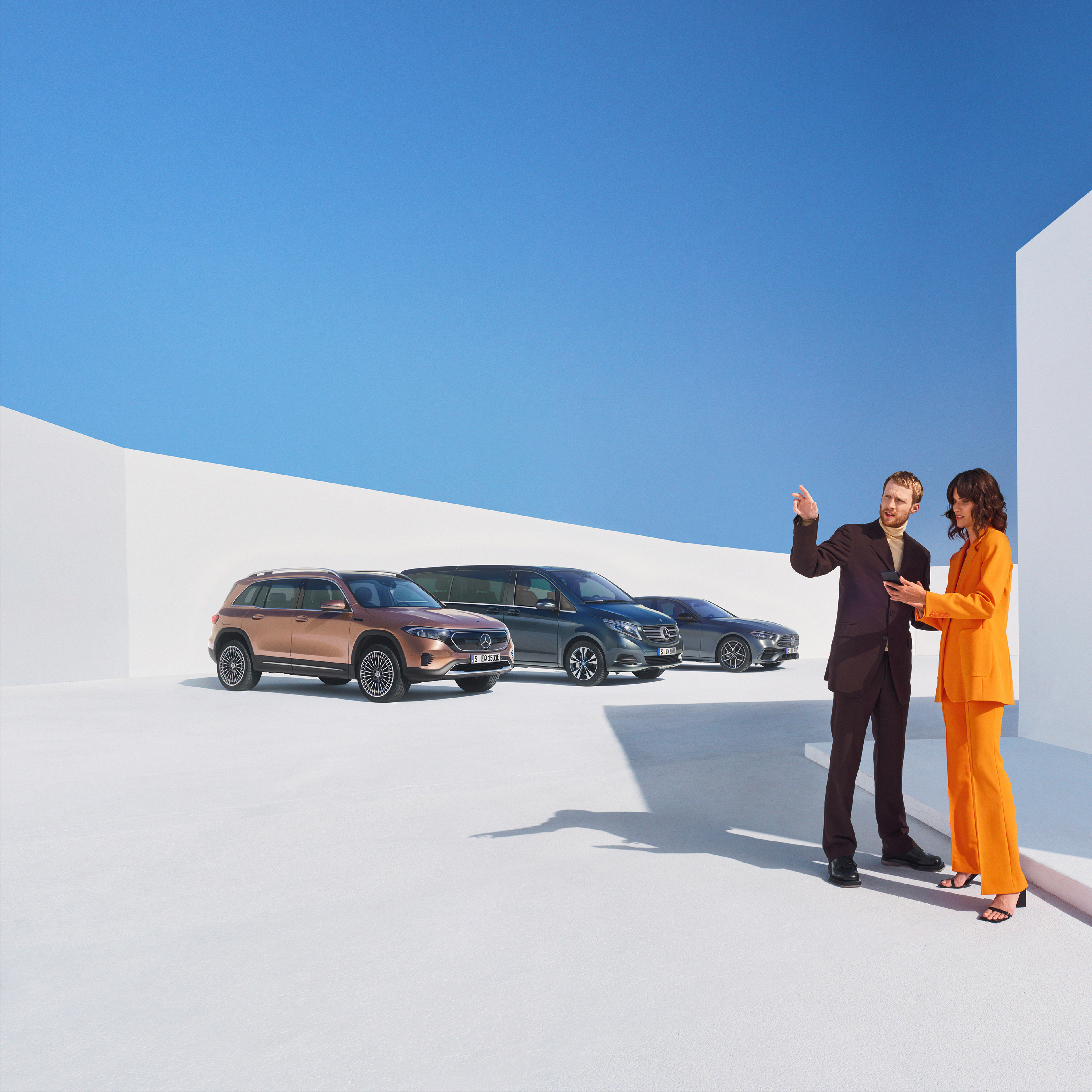 Business | Mercedes-Benz digitale tjenester To personer taler om Mercedes-Benz digitale tjenester til erhvervskunder