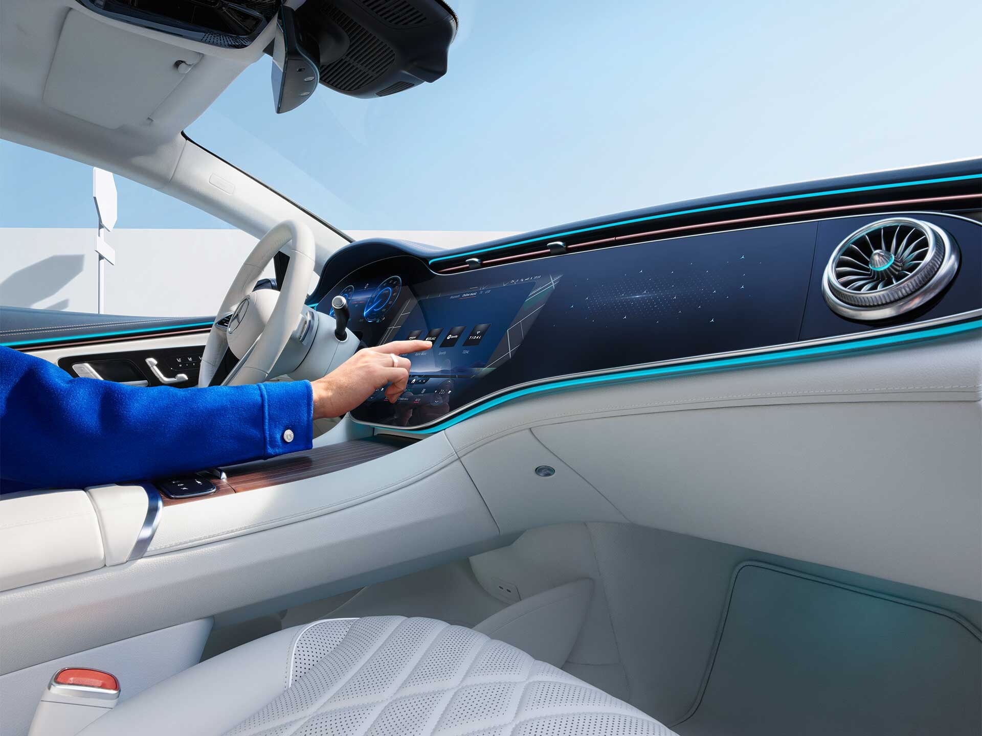 Digitale tjenester vælges på skærmen i MBUX multimediesystemet i en Mercedes-Benz.