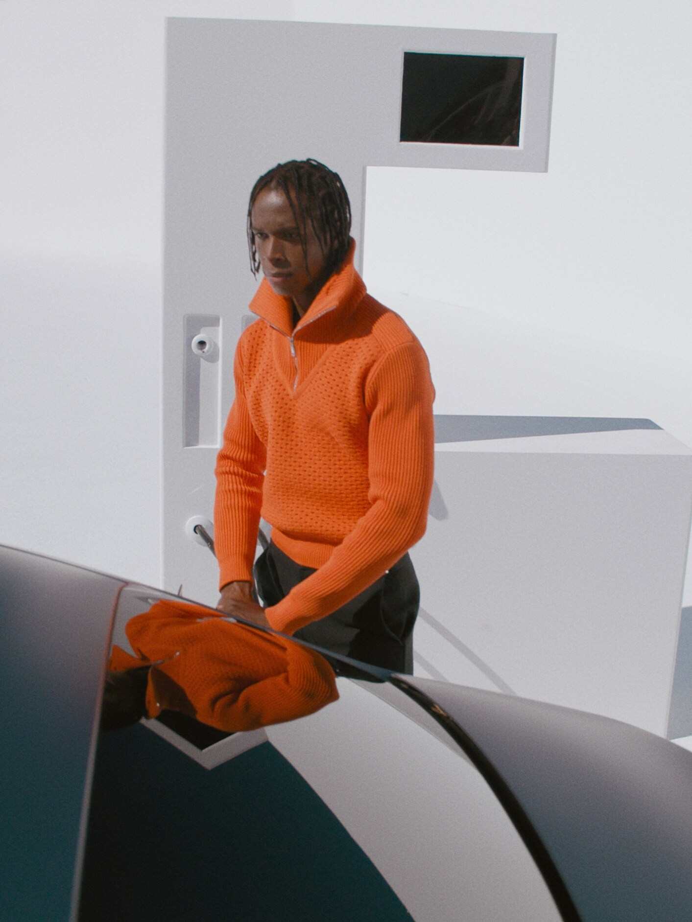 Mand betaler for brændstof med Mercedes-Benz Fuel & Pay ved tankstation