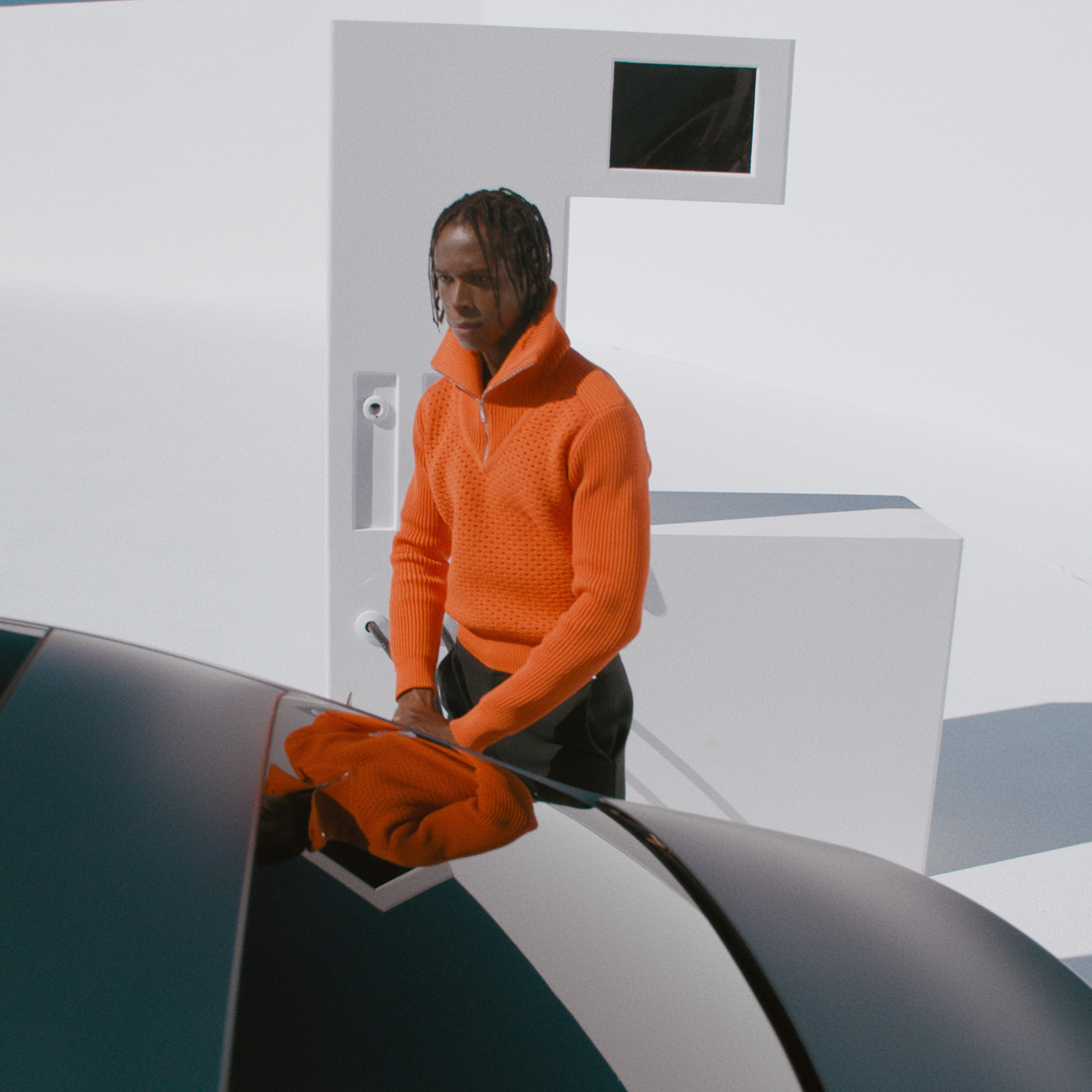 Fuel & Pay | Mercedes-Benz digitale tjenester Mand betaler for brændstof med Mercedes-Benz Fuel & Pay ved tankstation