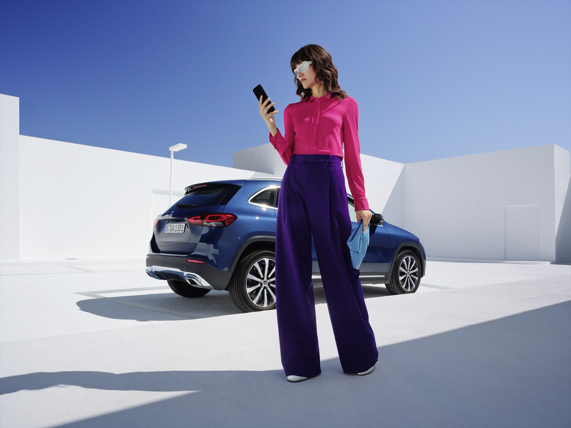 Kvinde anvender Mercedes-Benz digitale tjenester på sin smartphone.