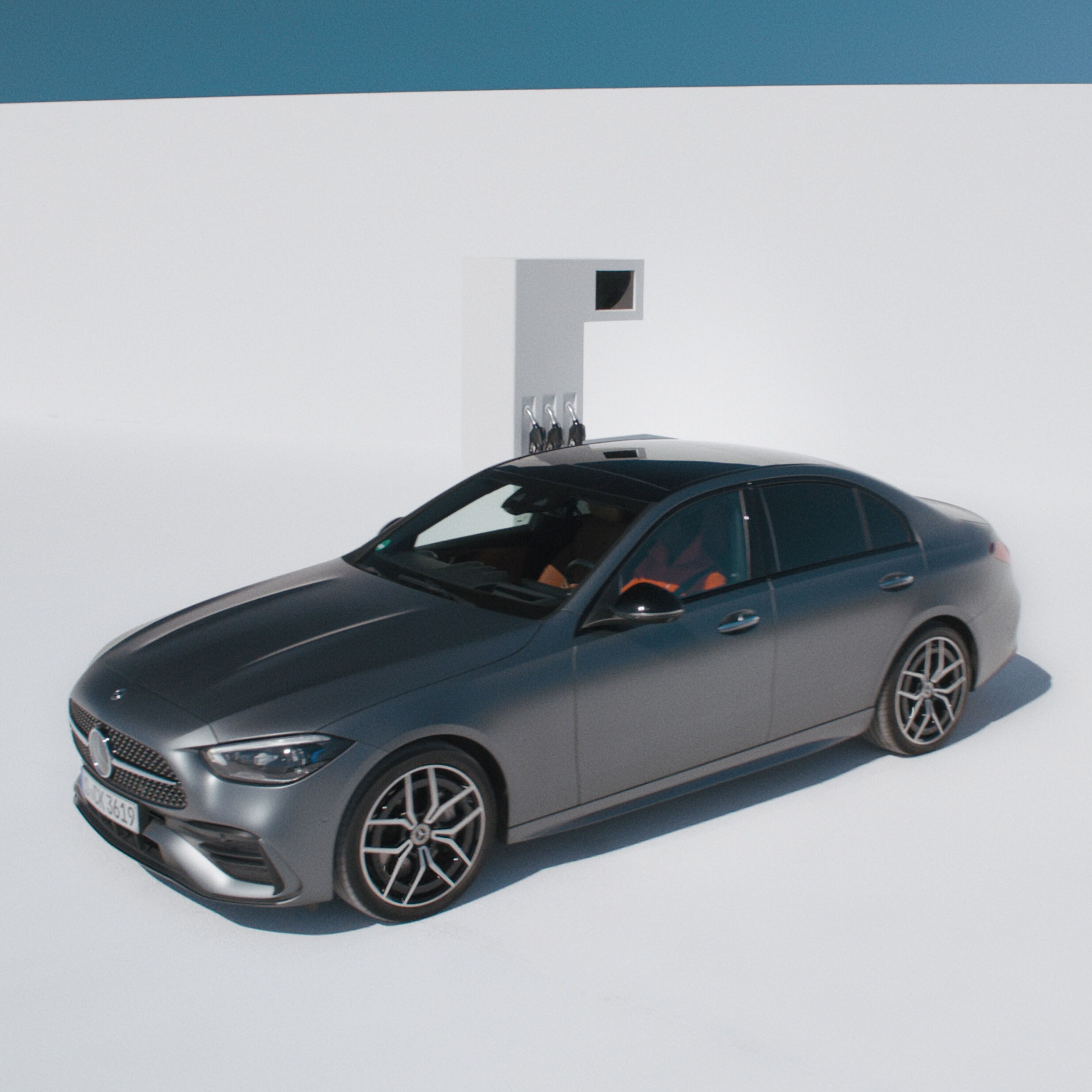 Mercedes-Benz holder ved en minimalistisk tankstation