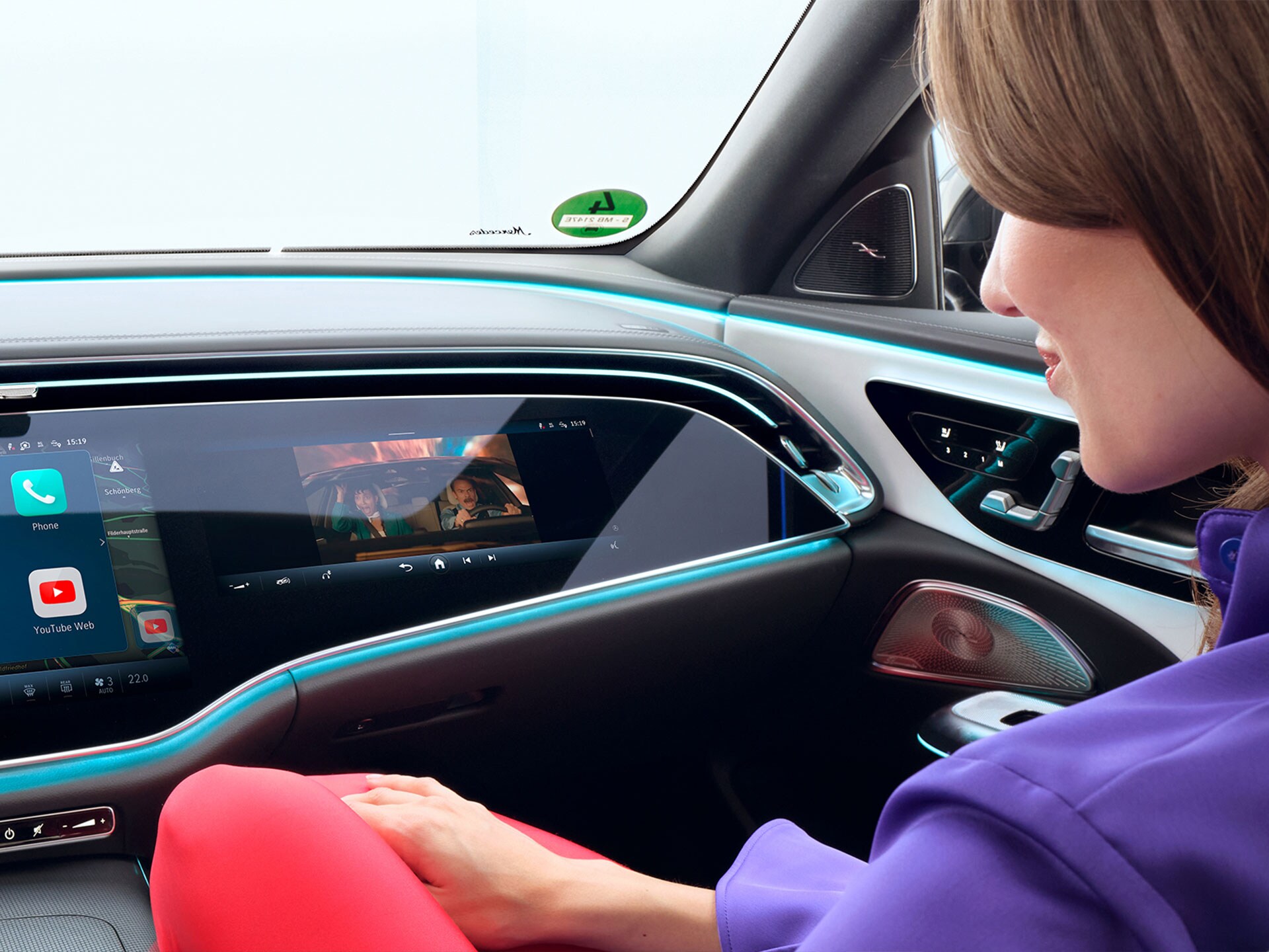 Videostreaming med MBUX inde i en Mercedes-Benz.