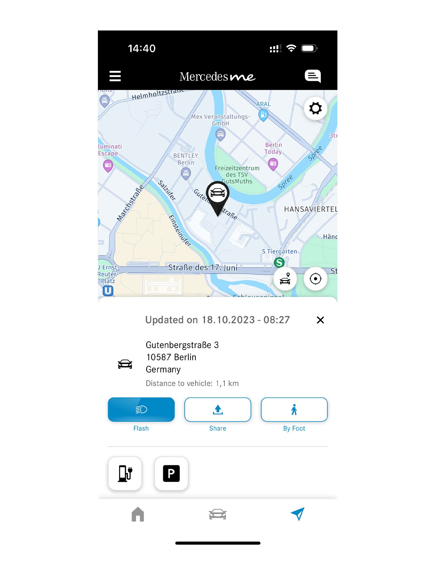 Bilens placering vises i Mercedes-Benz appen på en smartphone
