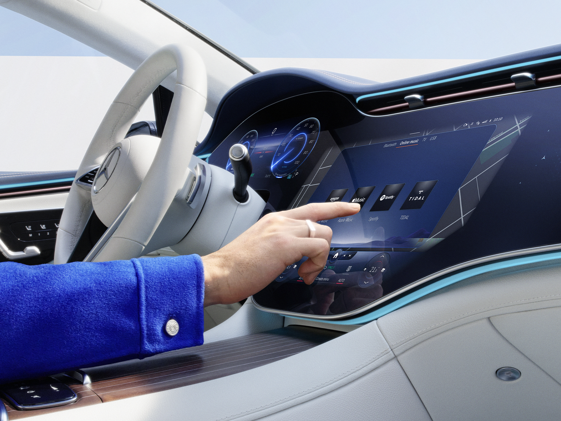 Digitale tjenester | Navigation | Mercedes-Benz Person bruger MBUX multimediedisplayet i en Mercedes-Benz.