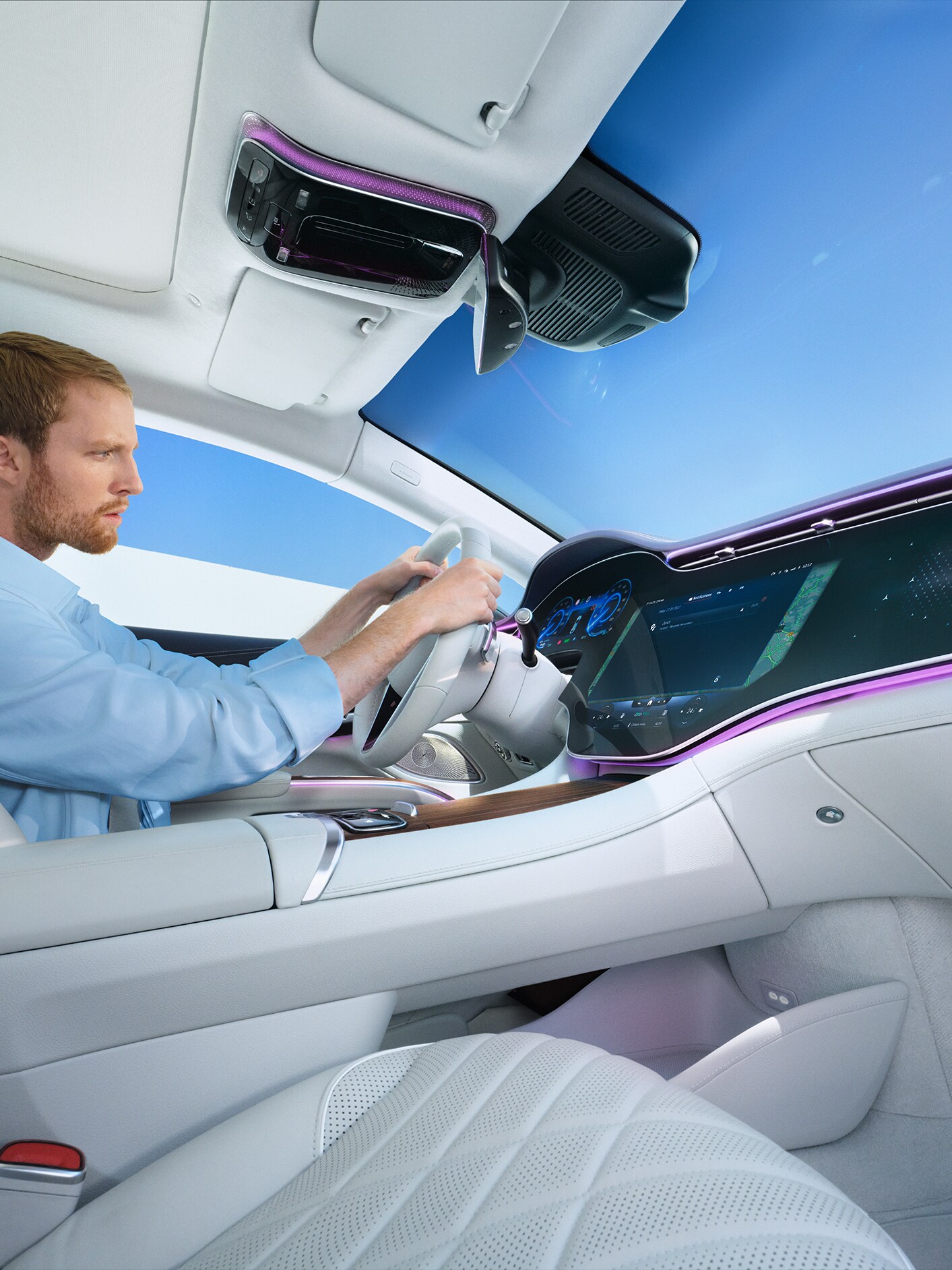 Mand bruger Mercedes-Benz Service app inde i sin Mercedes-Benz bil