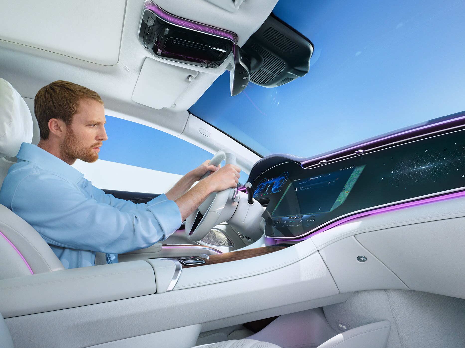 Mand bruger Mercedes-Benz Service app inde i sin Mercedes-Benz bil