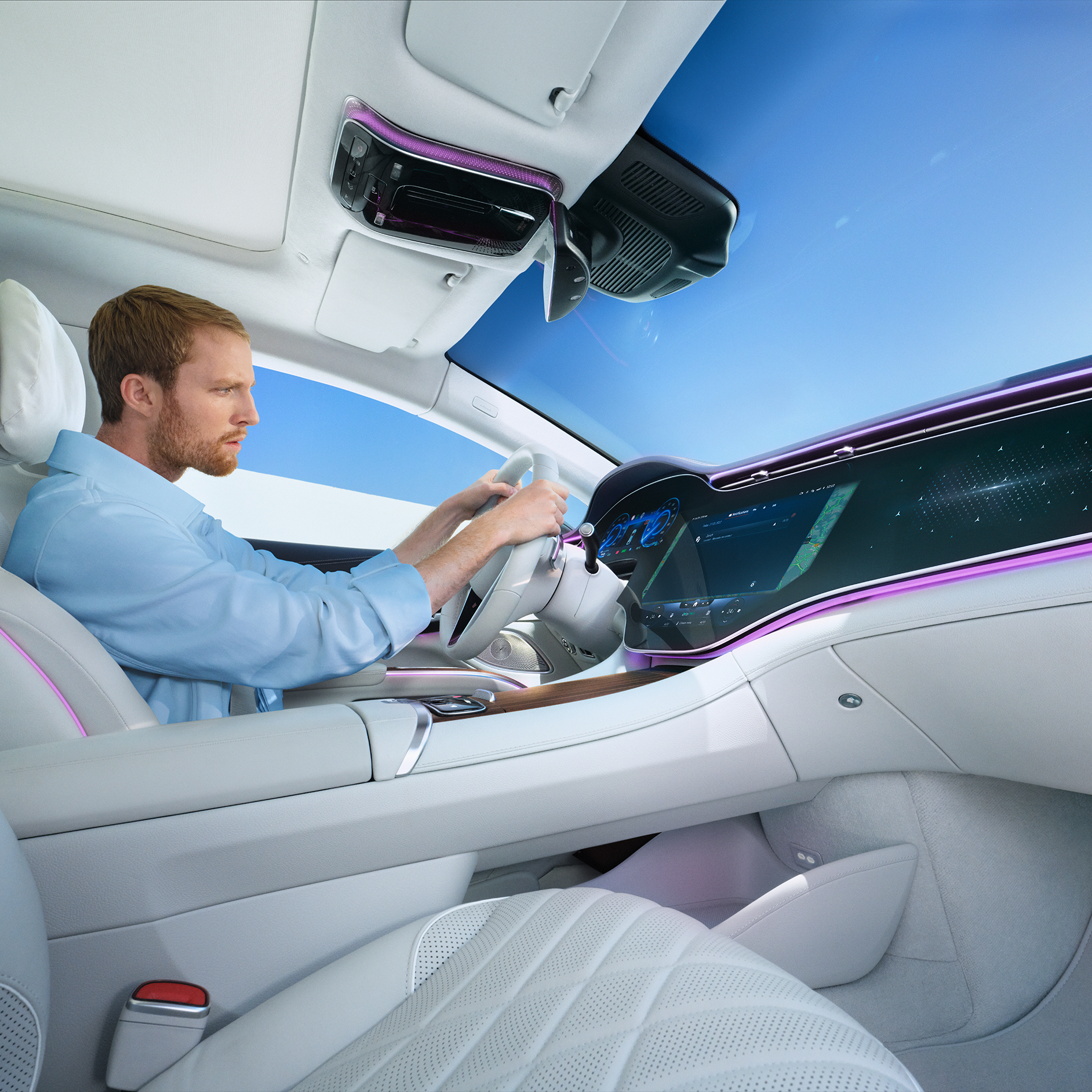 Service app i bilen | Service app | Mercedes-Benz digitale tjenester Mand bruger Mercedes-Benz Service app inde i sin Mercedes-Benz bil