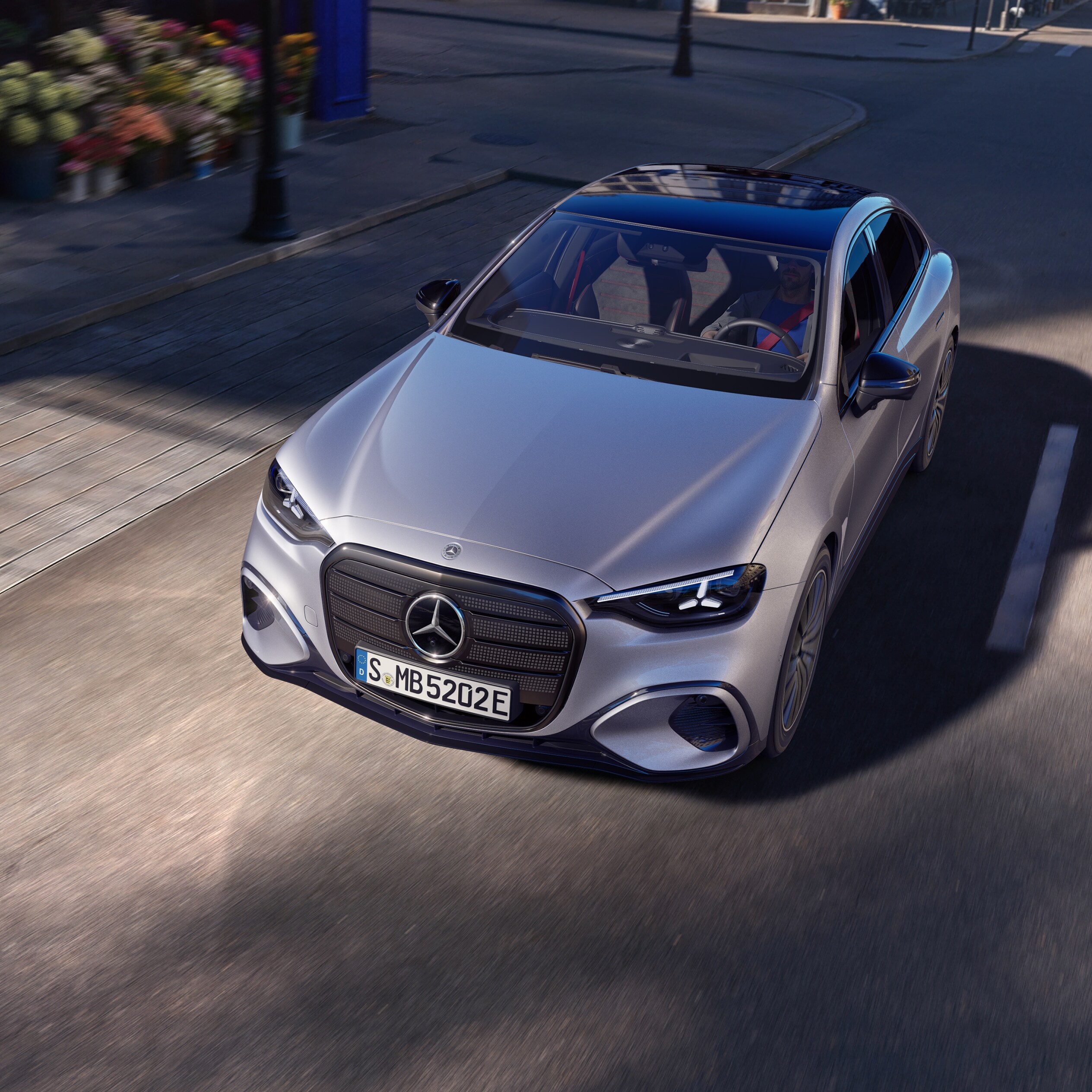 Den nye elektriske C-Klasse Sedan fra Mercedes-Benz parkeret foran en blomsterbutik